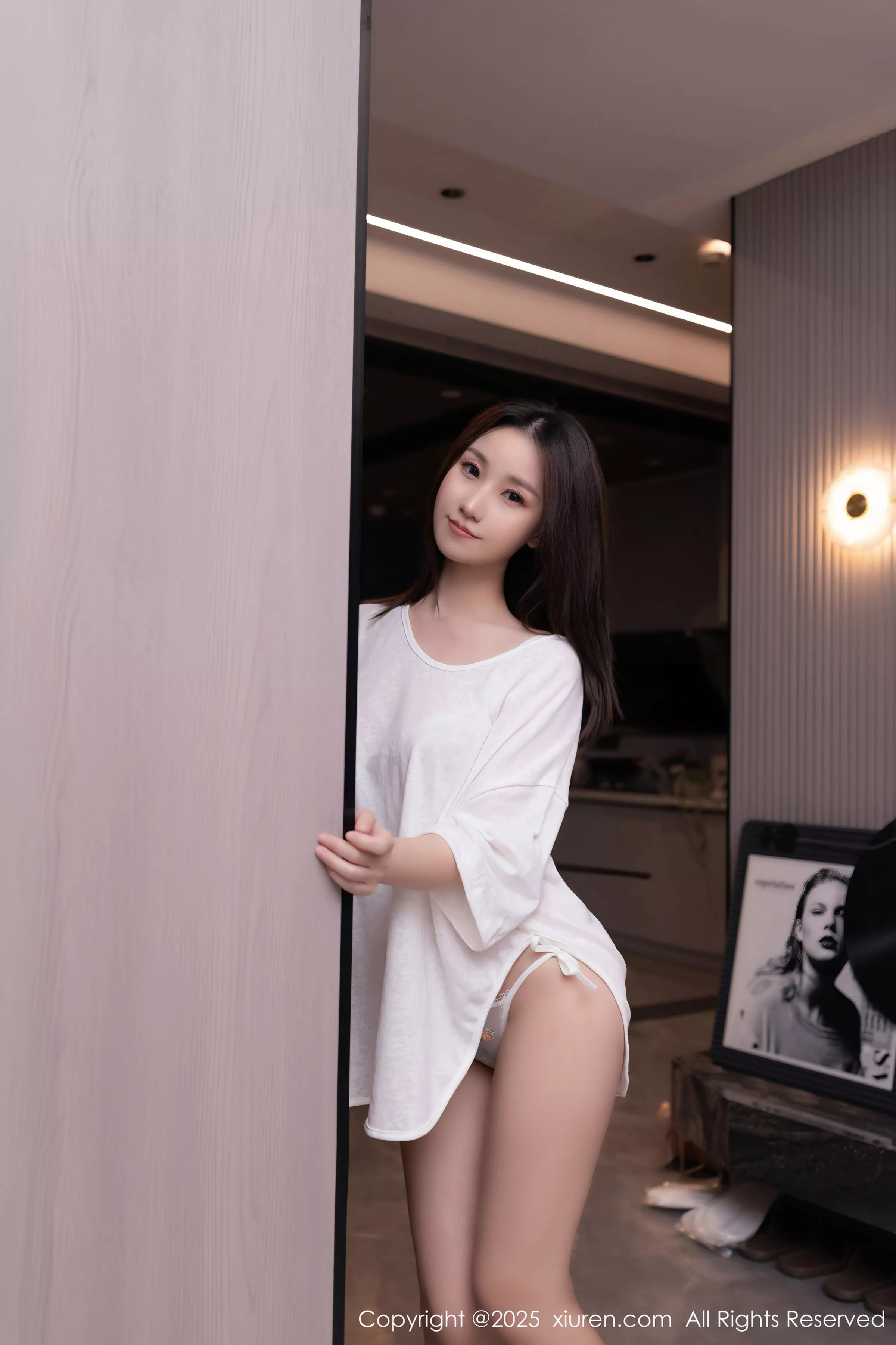 [XiuRen]高清写真图 2025.04.29 No.10220 杏子Yada 暖灰短裤