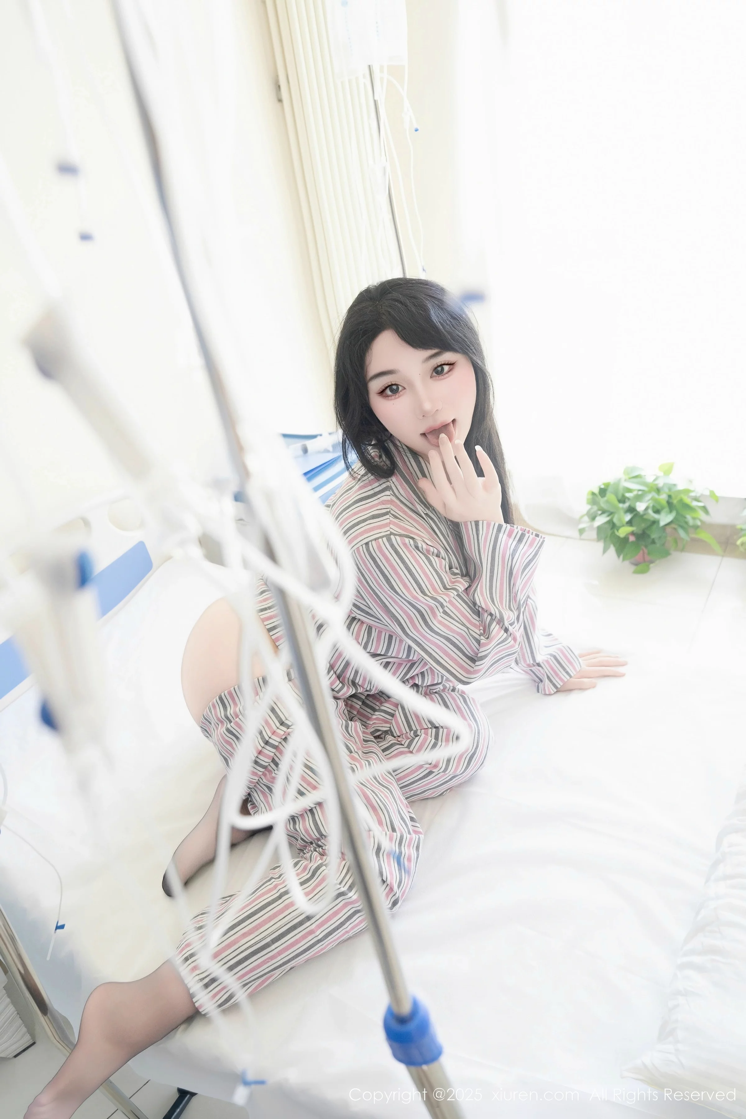 [XiuRen]高清写真图 2025.08.14 No.10648 汐汐爱吃草莓 舌吐莲花