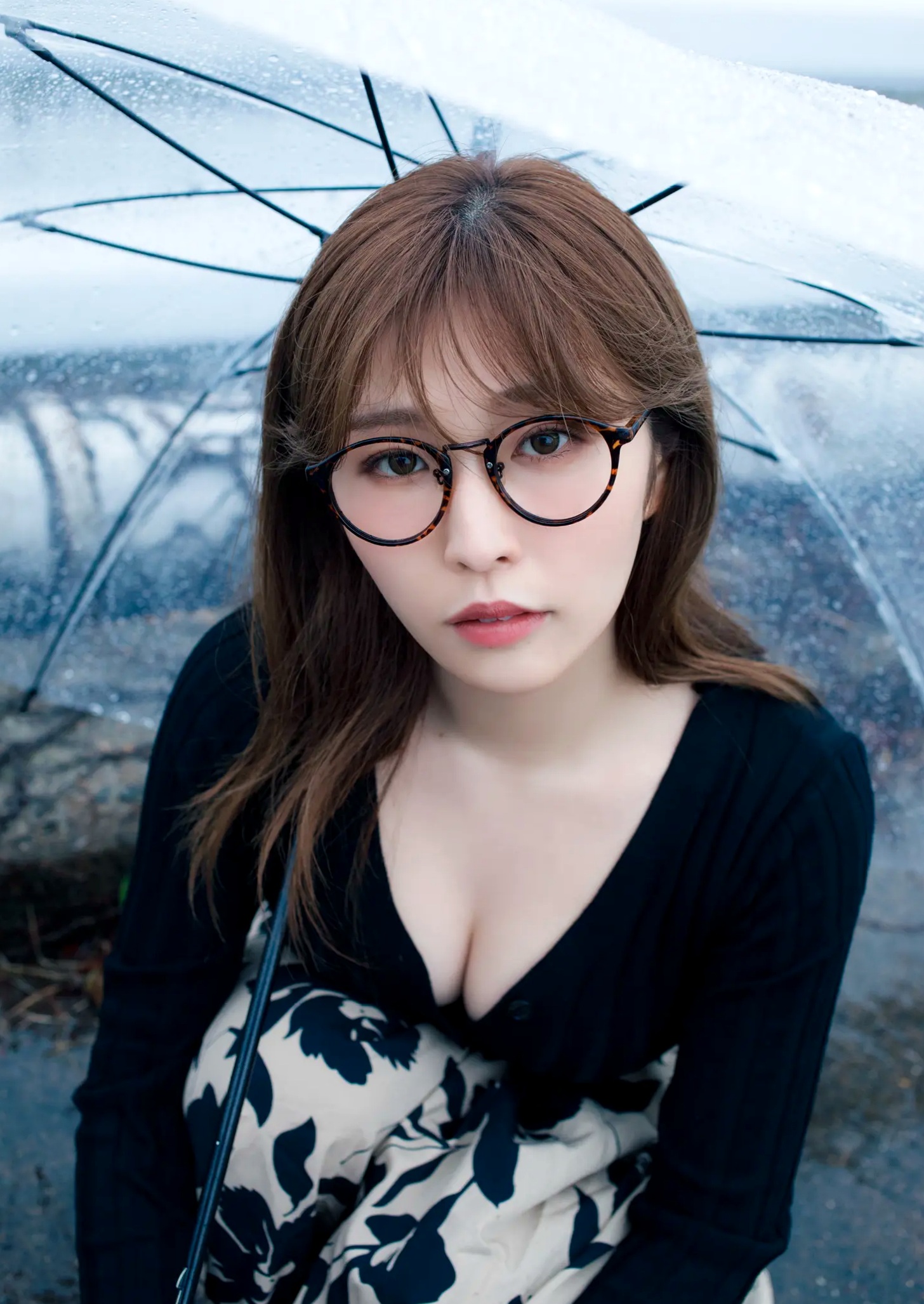 花雨 - 雨の音花の賑わい 雨中街头车内性感眼镜美少女写真 [54P]