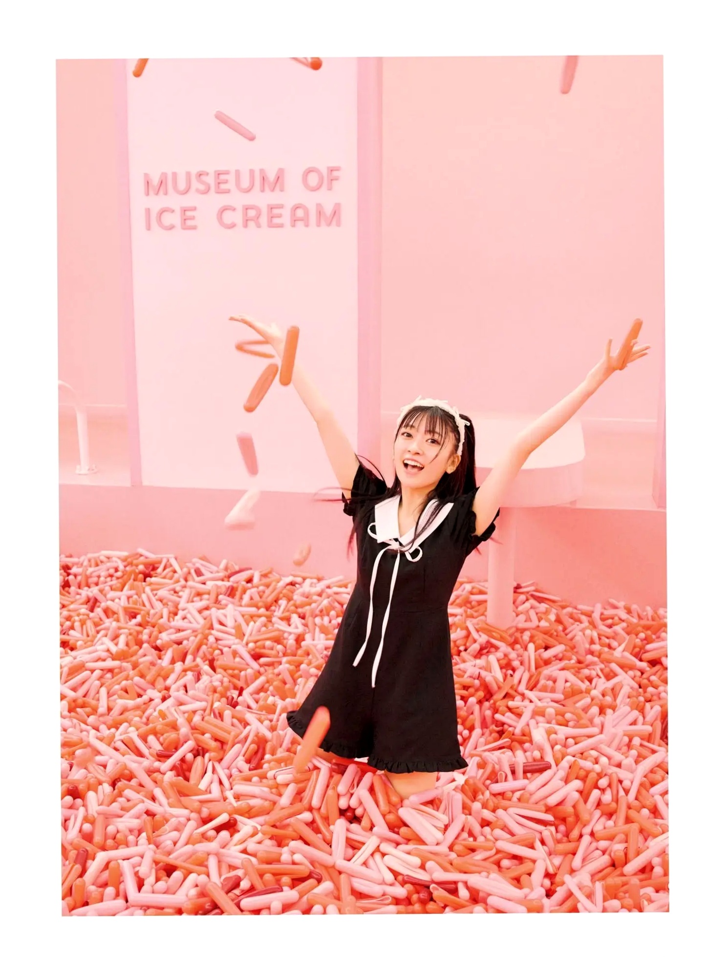 鈴原希実《届け》写真集 - 日本治愈系女神户外旅拍与优雅私房画报 [126P]