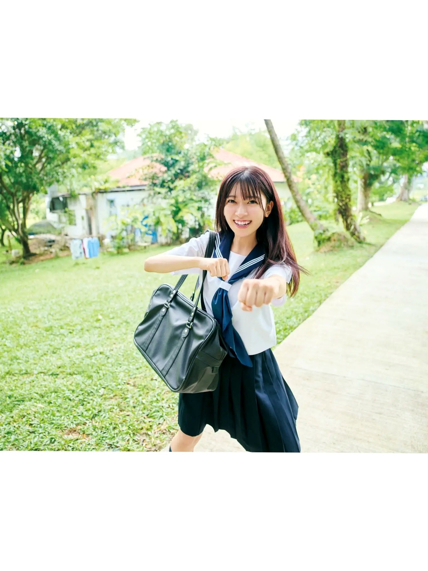 鈴原希実《届け》写真集 - 日本治愈系女神户外旅拍与优雅私房画报 [126P]