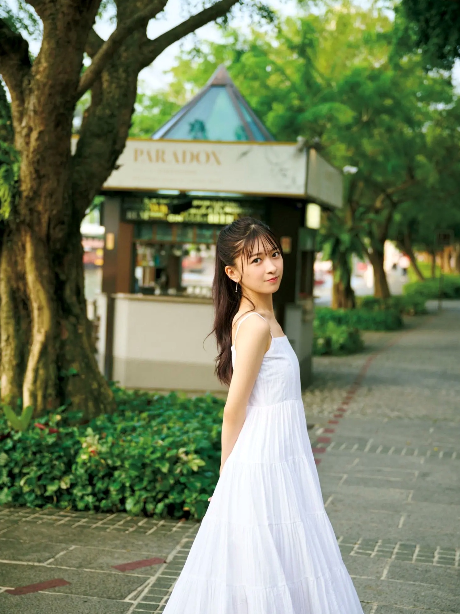 鈴原希実《届け》写真集 - 日本治愈系女神户外旅拍与优雅私房画报 [126P]