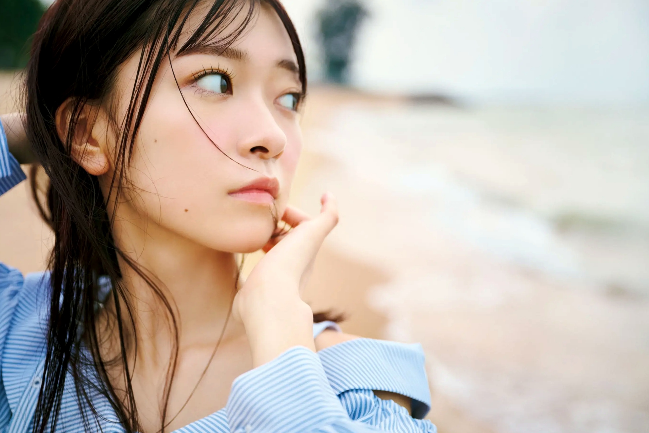 鈴原希実《届け》写真集 - 日本治愈系女神户外旅拍与优雅私房画报 [126P]