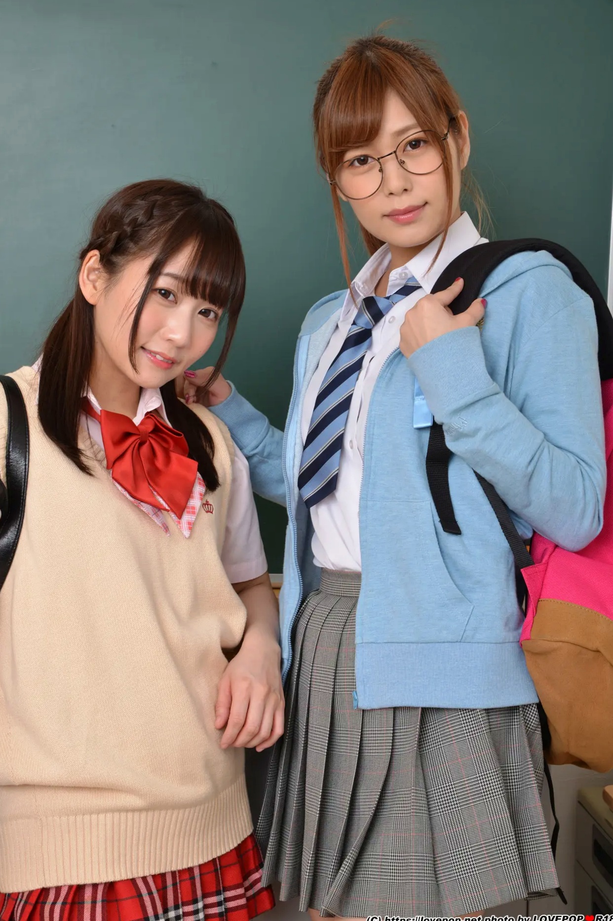 [LOVEPOP] Hikaru Konno 紺野ひかる & Yuri Shinomiya 篠宮ゆり Photoset 01 [123P] 教室校服制服美腿诱惑写真