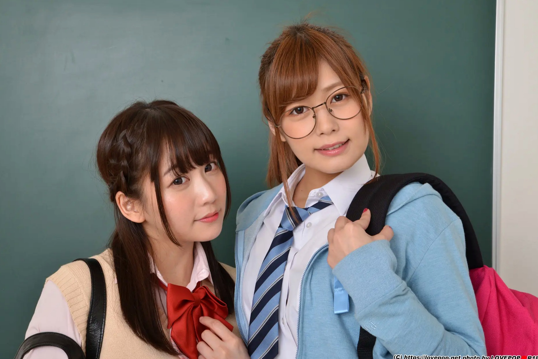 [LOVEPOP] Hikaru Konno 紺野ひかる & Yuri Shinomiya 篠宮ゆり Photoset 01 [123P] 教室校服制服美腿诱惑写真