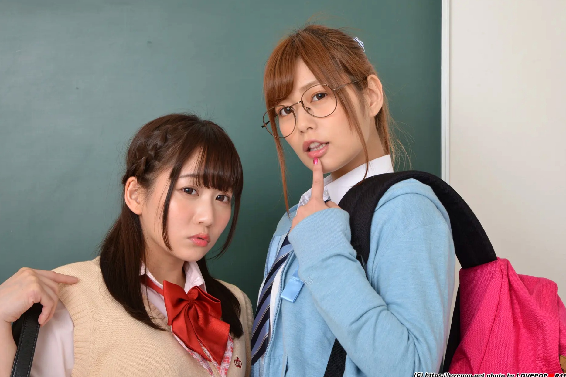 [LOVEPOP] Hikaru Konno 紺野ひかる & Yuri Shinomiya 篠宮ゆり Photoset 01 [123P] 教室校服制服美腿诱惑写真