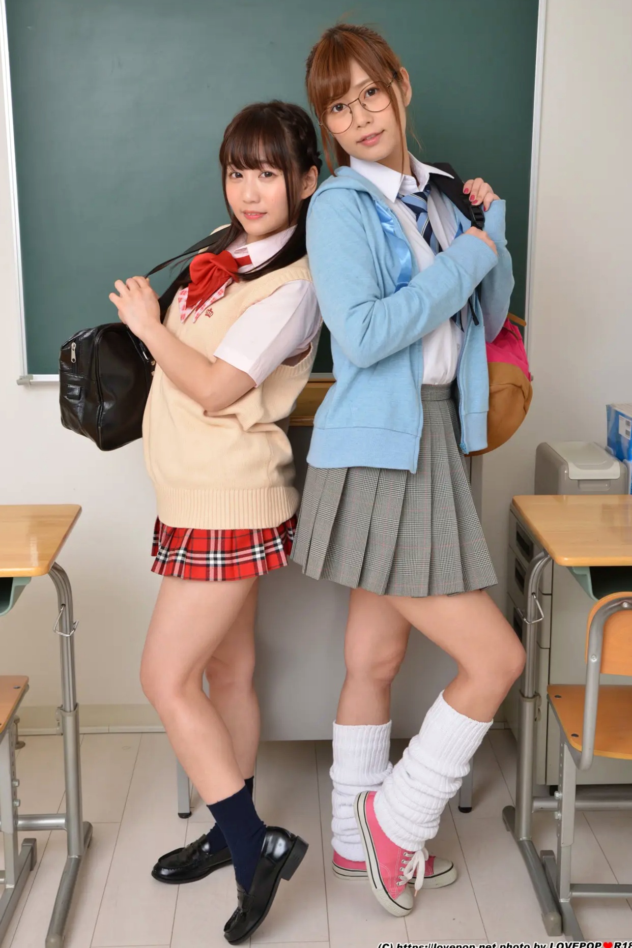 [LOVEPOP] Hikaru Konno 紺野ひかる & Yuri Shinomiya 篠宮ゆり Photoset 01 [123P] 教室校服制服美腿诱惑写真