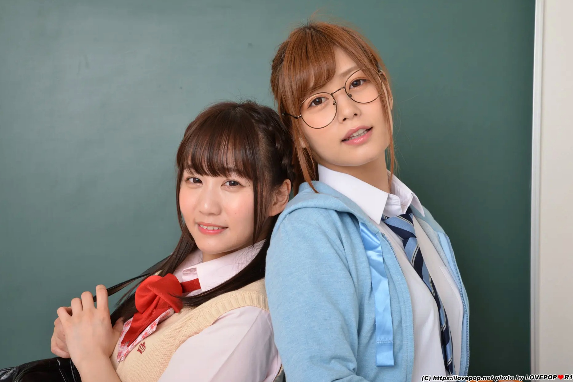 [LOVEPOP] Hikaru Konno 紺野ひかる & Yuri Shinomiya 篠宮ゆり Photoset 01 [123P] 教室校服制服美腿诱惑写真