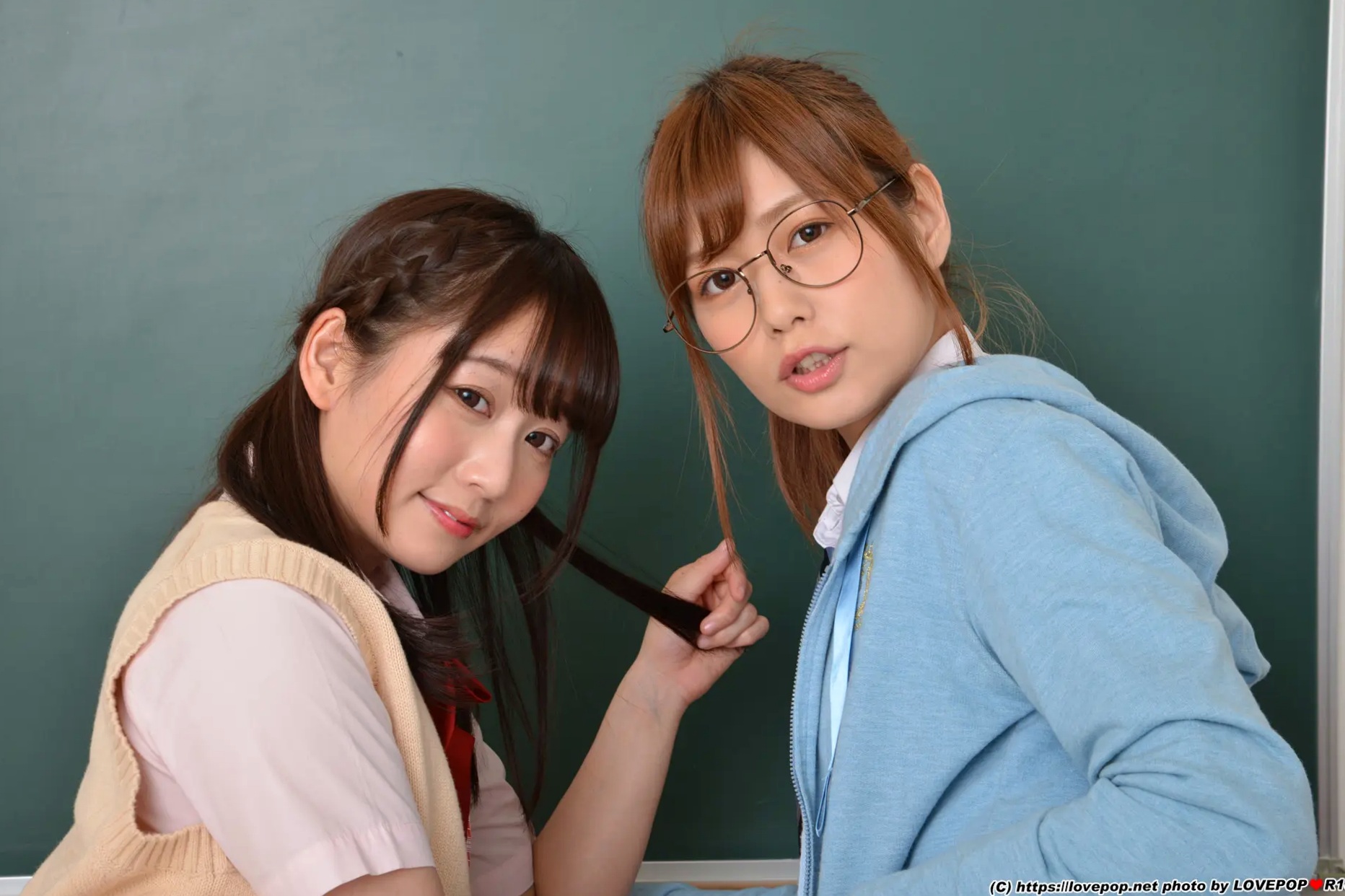 [LOVEPOP] Hikaru Konno 紺野ひかる & Yuri Shinomiya 篠宮ゆり Photoset 01 [123P] 教室校服制服美腿诱惑写真