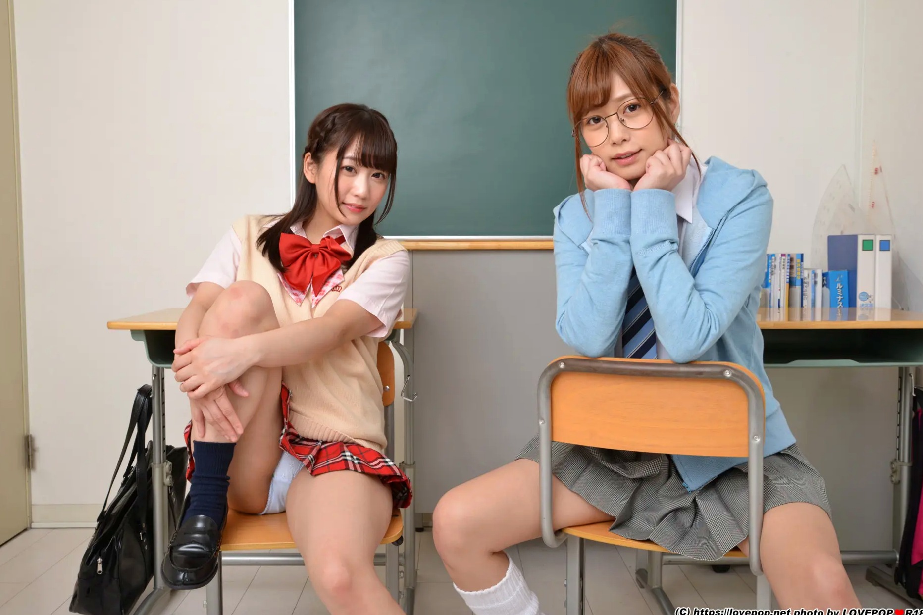 [LOVEPOP] Hikaru Konno 紺野ひかる & Yuri Shinomiya 篠宮ゆり Photoset 01 [123P] 教室校服制服美腿诱惑写真