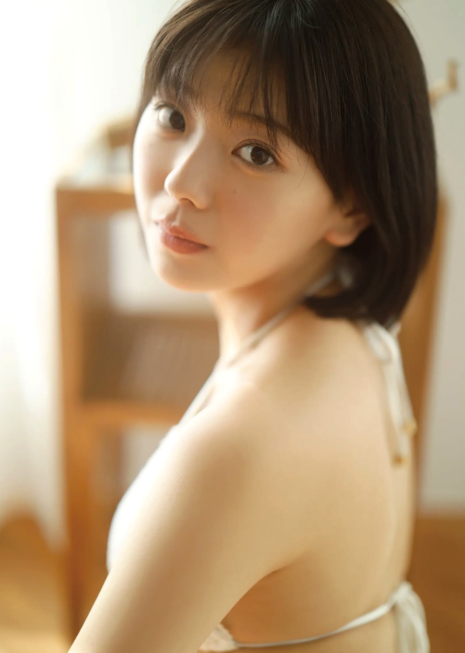 大熊杏優 - 阳光家居白色比基尼清纯性感写真[53P]