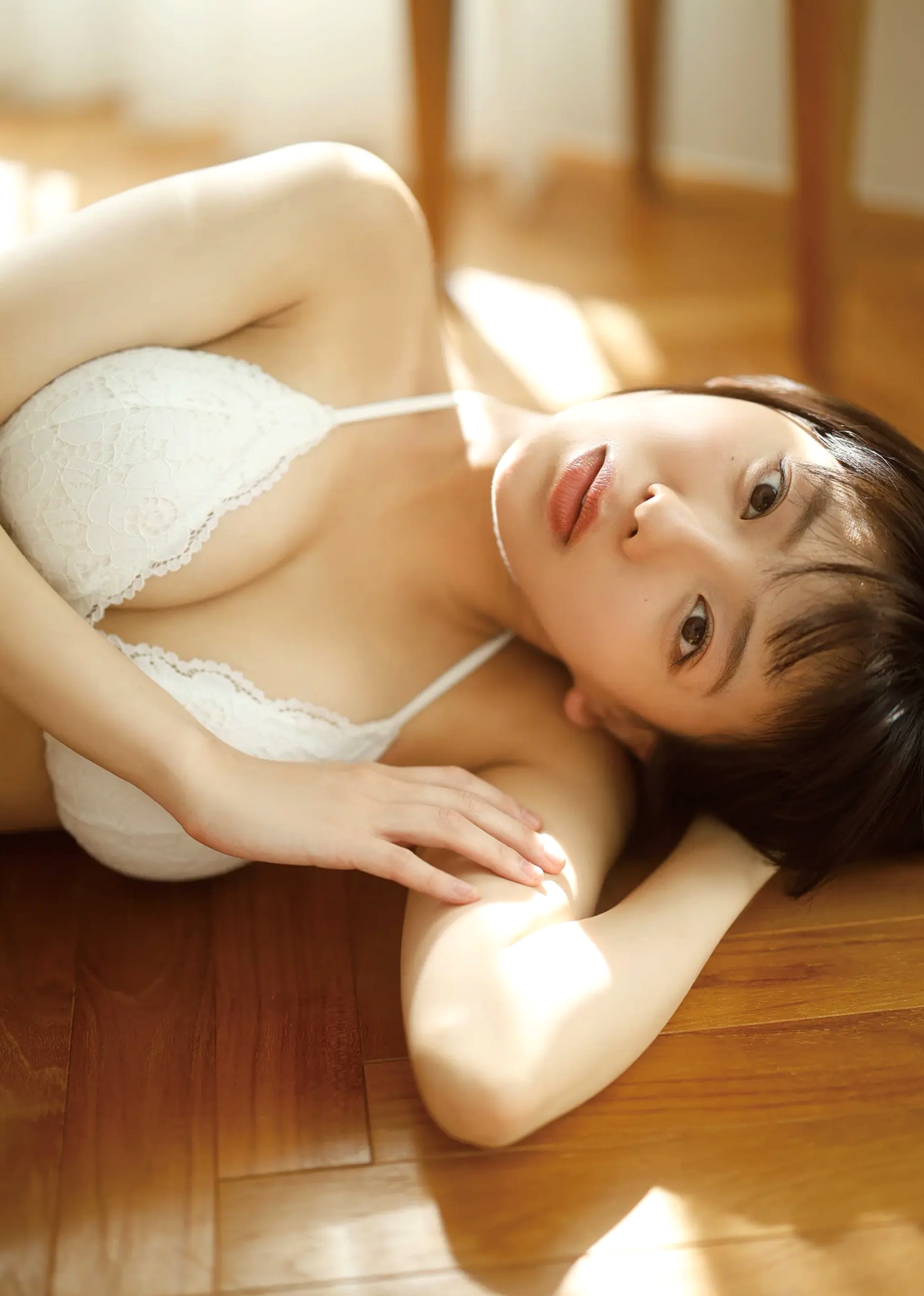 大熊杏優 - 阳光家居白色比基尼清纯性感写真[53P]