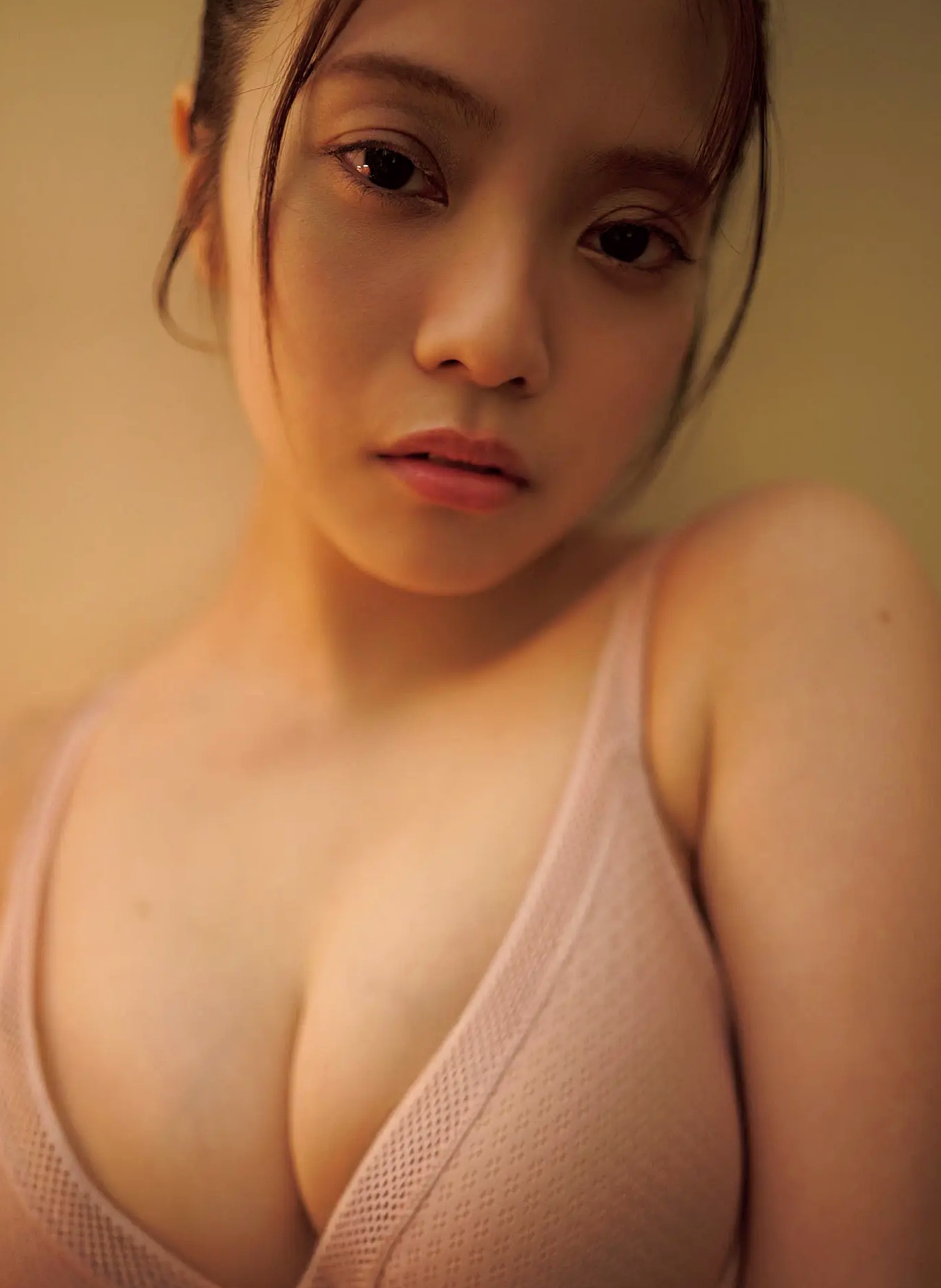 宮田愛萌 - Lilas写真集 [152P]：日本女神浴室湿身私房诱惑与清纯家居写真