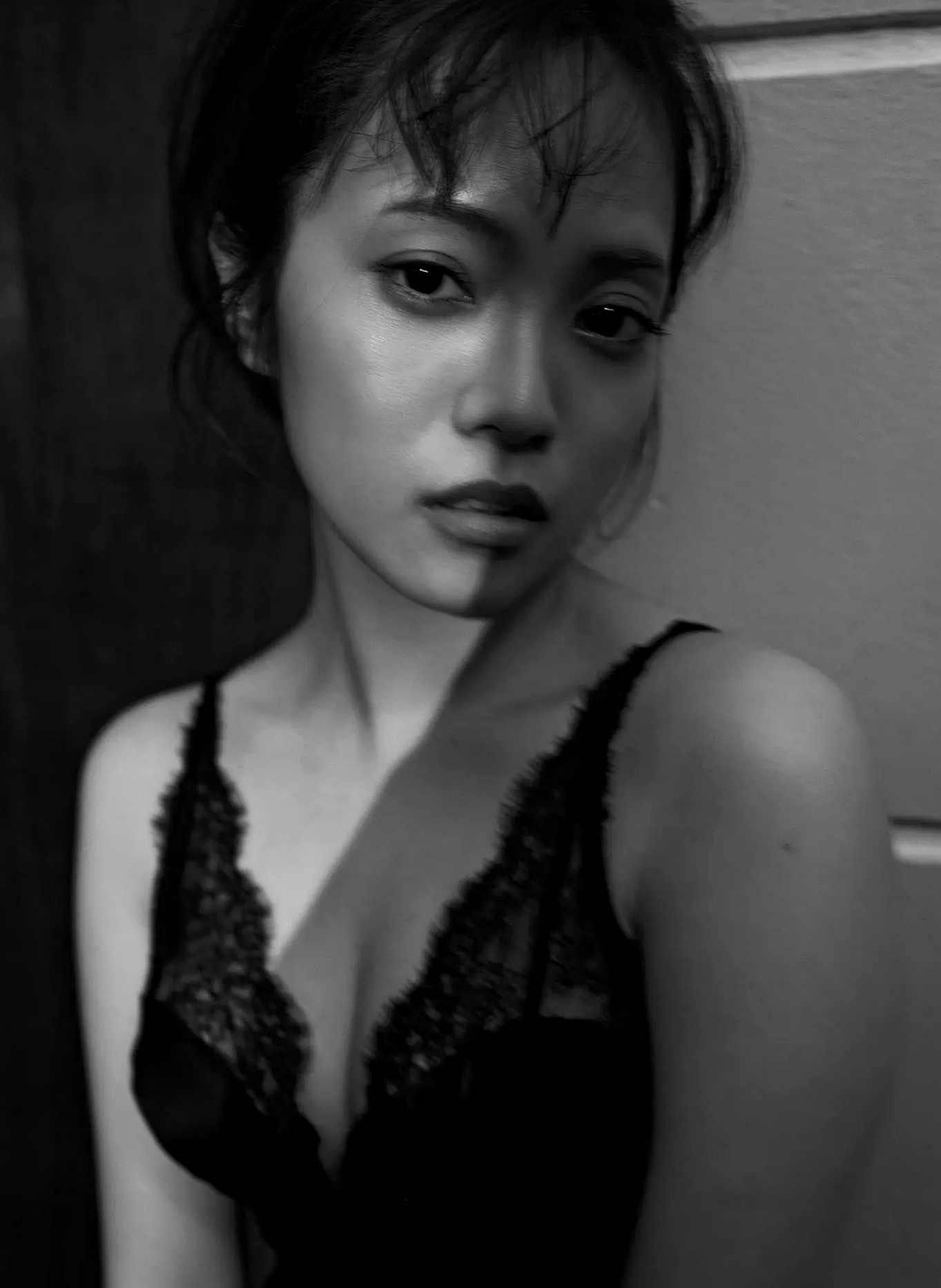 宮田愛萌 - Lilas写真集 [152P]：日本女神浴室湿身私房诱惑与清纯家居写真