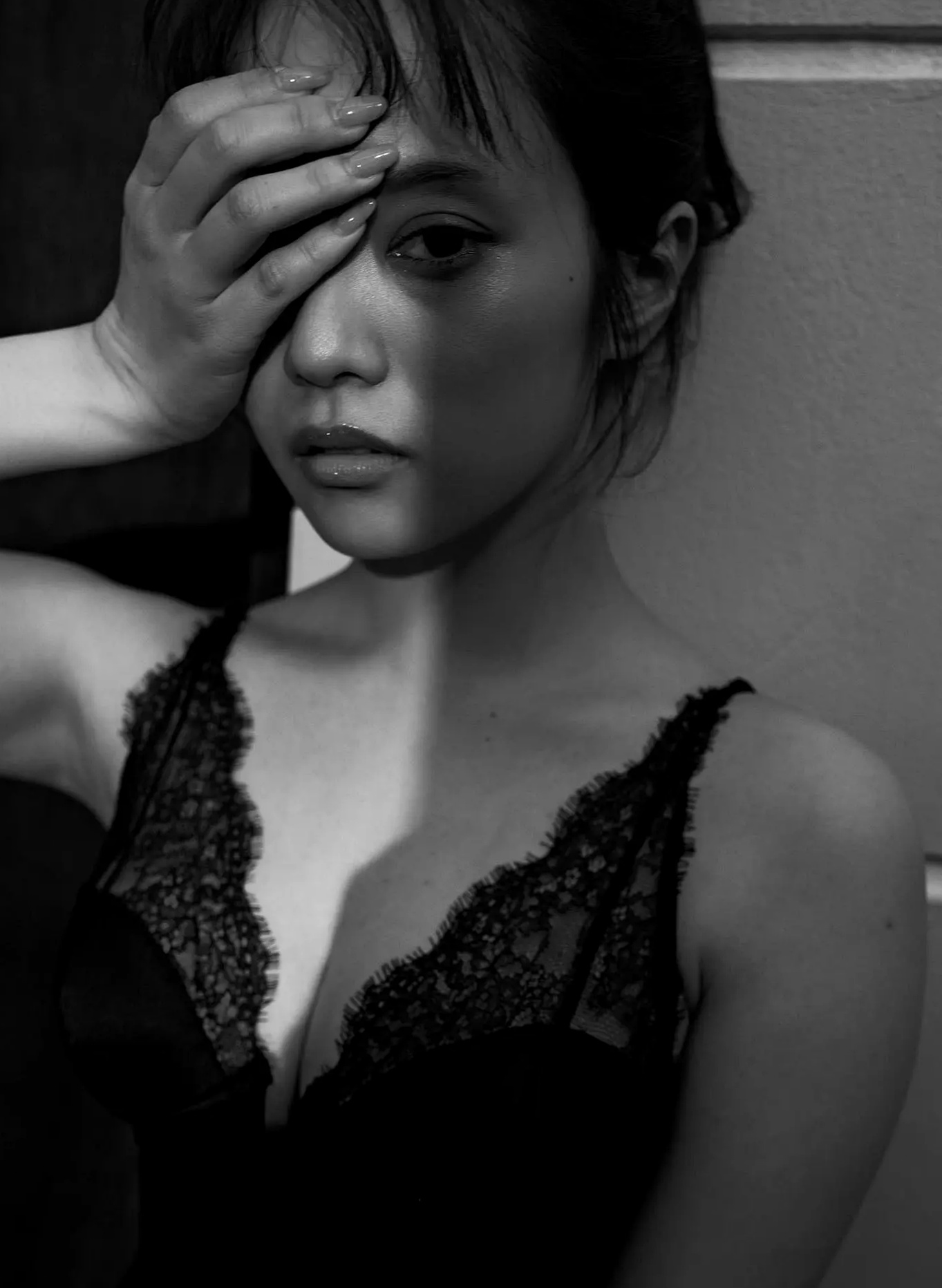 宮田愛萌 - Lilas写真集 [152P]：日本女神浴室湿身私房诱惑与清纯家居写真
