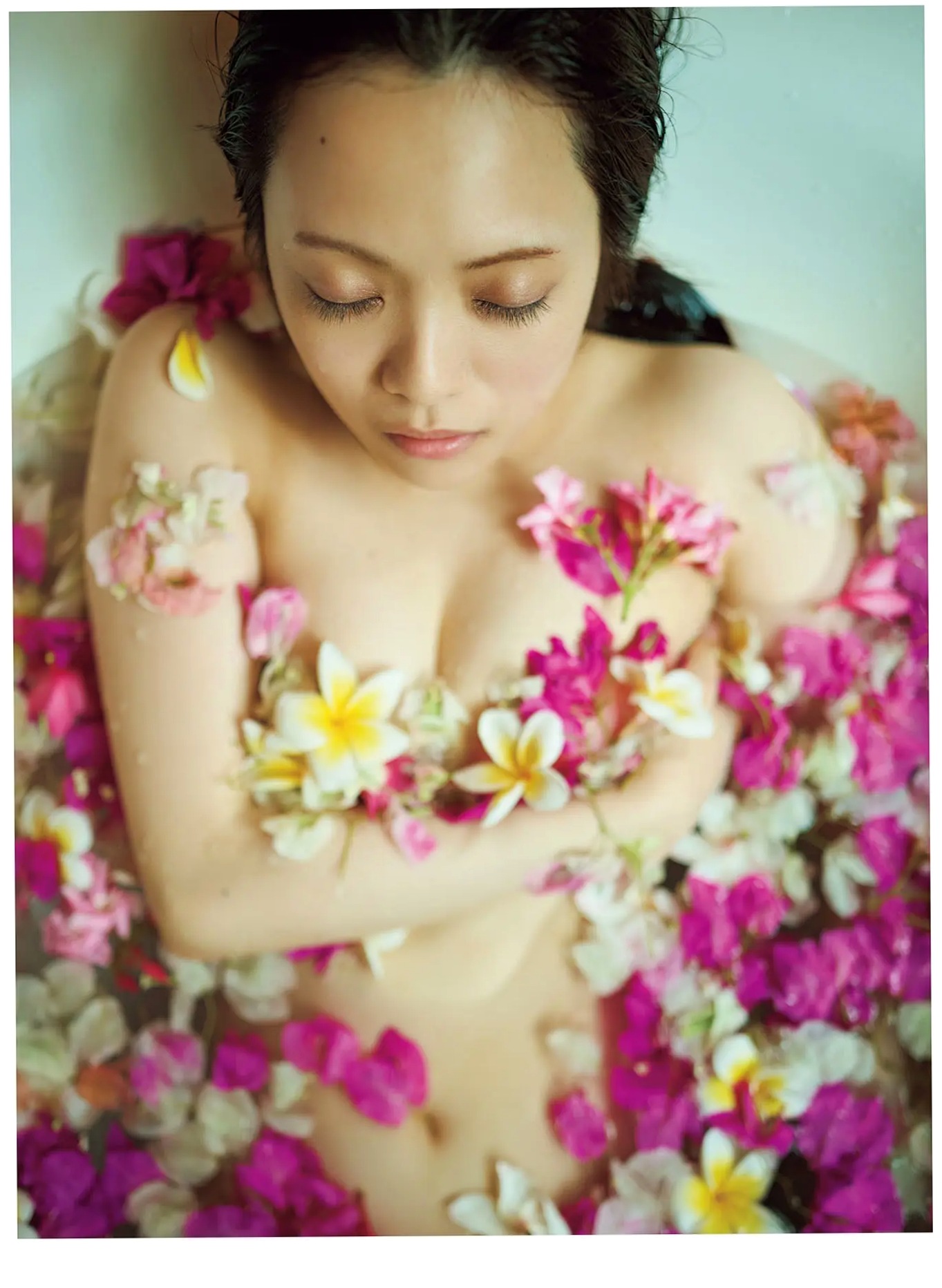 宮田愛萌 - Lilas写真集 [152P]：日本女神浴室湿身私房诱惑与清纯家居写真