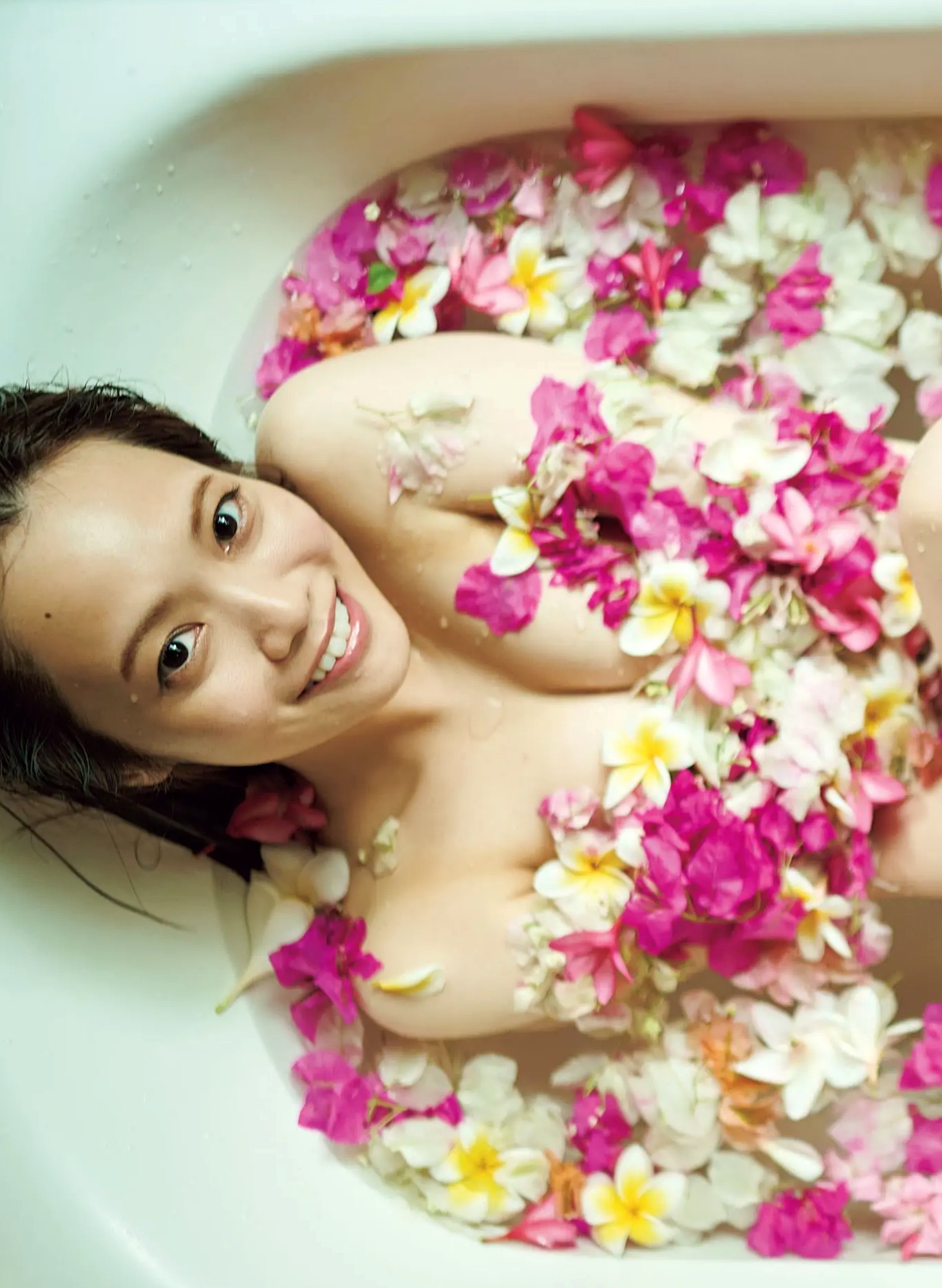 宮田愛萌 - Lilas写真集 [152P]：日本女神浴室湿身私房诱惑与清纯家居写真