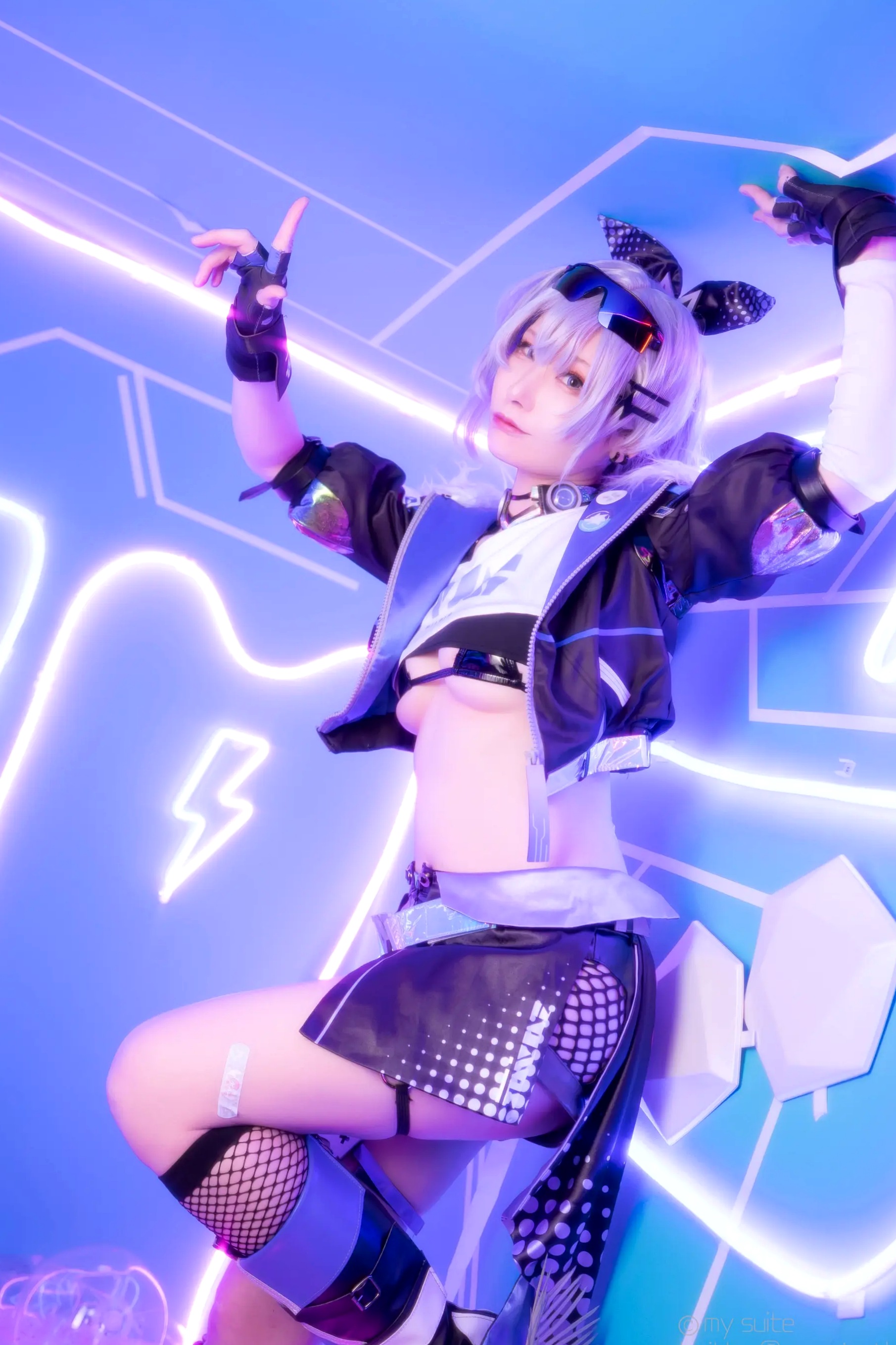 [Cosplay] Atsuki あつき 崩坏星穹铁道银狼流萤兔女郎性感角色扮演写真
