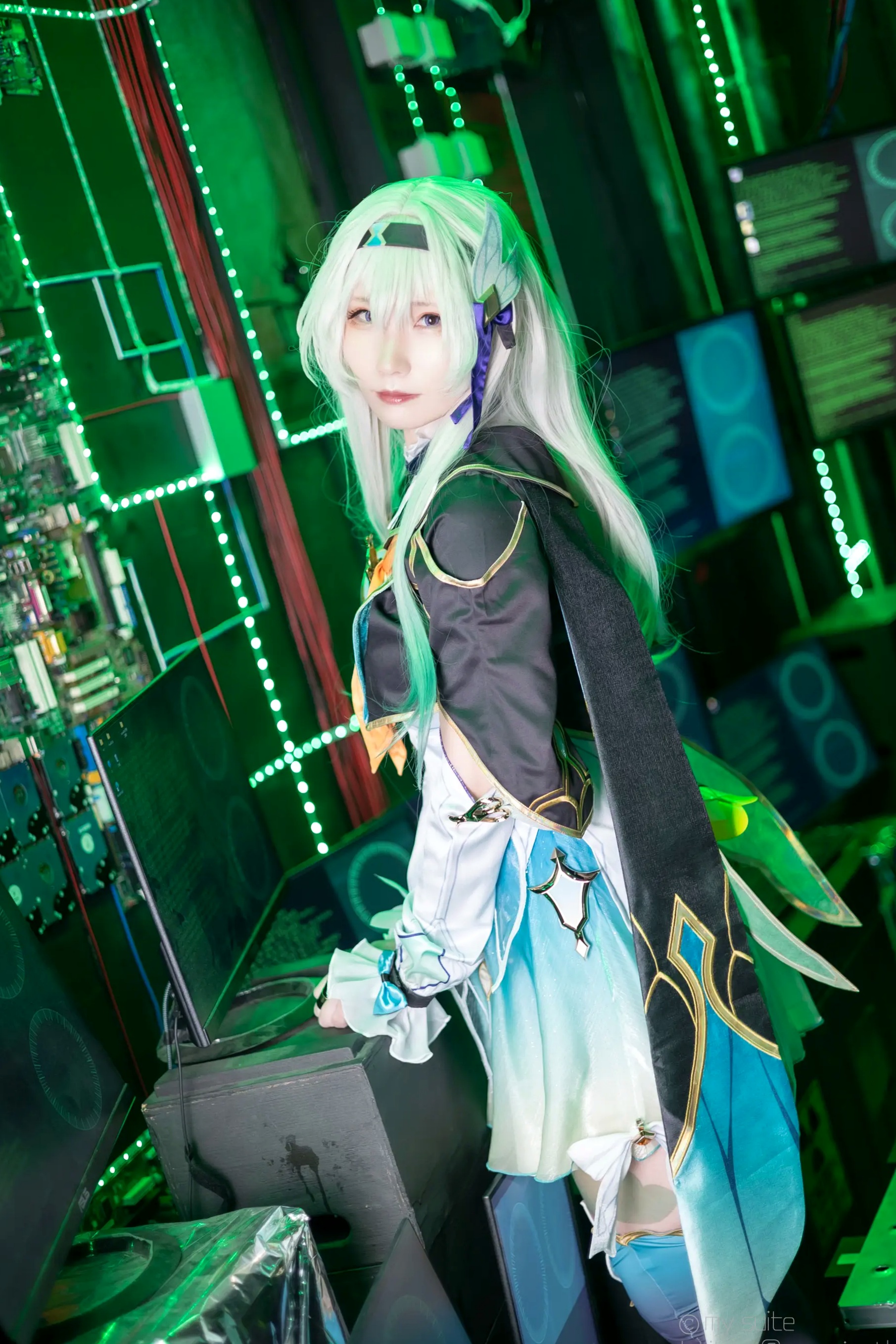 [Cosplay] Atsuki あつき 崩坏星穹铁道银狼流萤兔女郎性感角色扮演写真