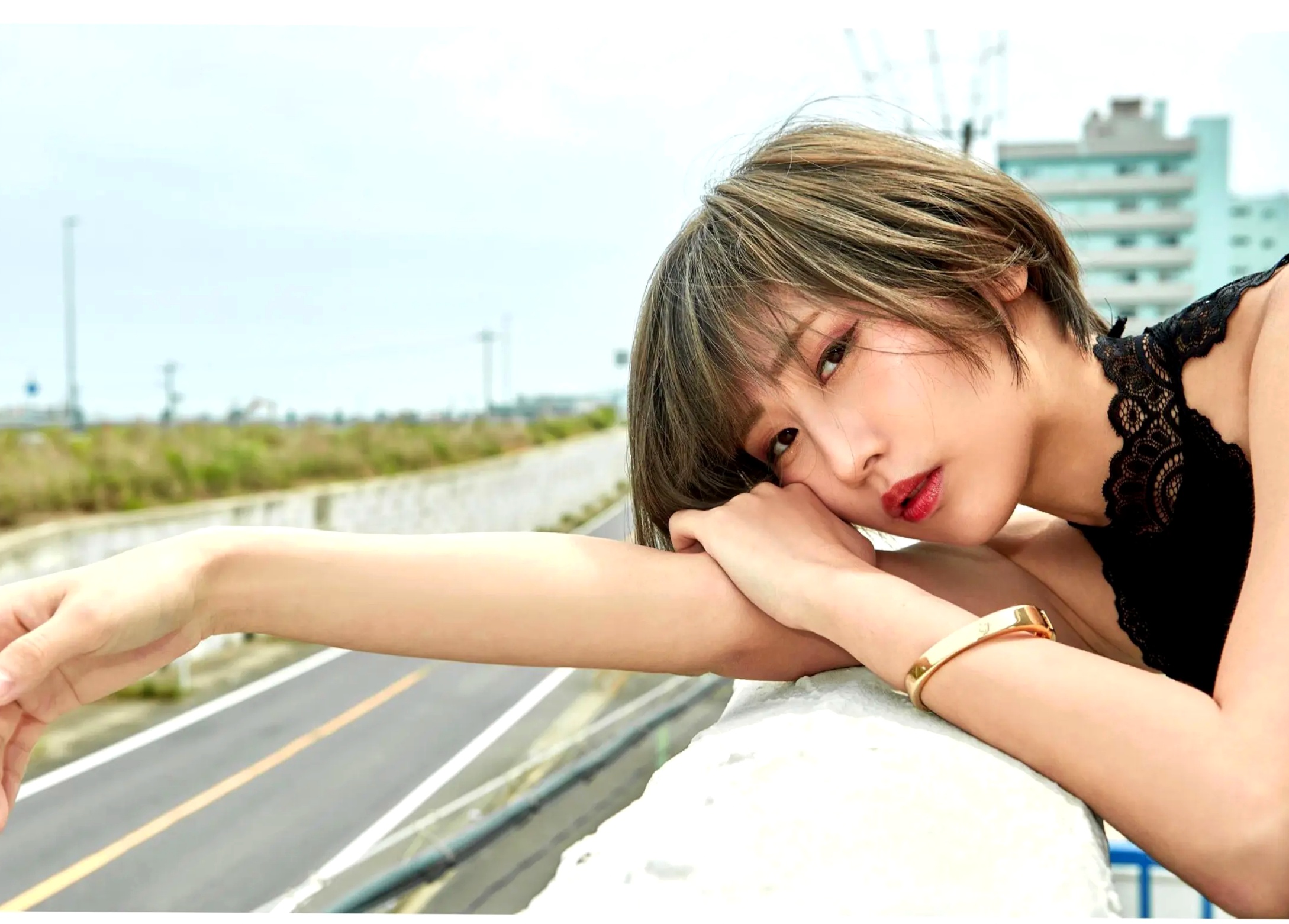 美東澪 - みおしずく 户外黑蕾丝透视与浴室湿身性感内衣写真