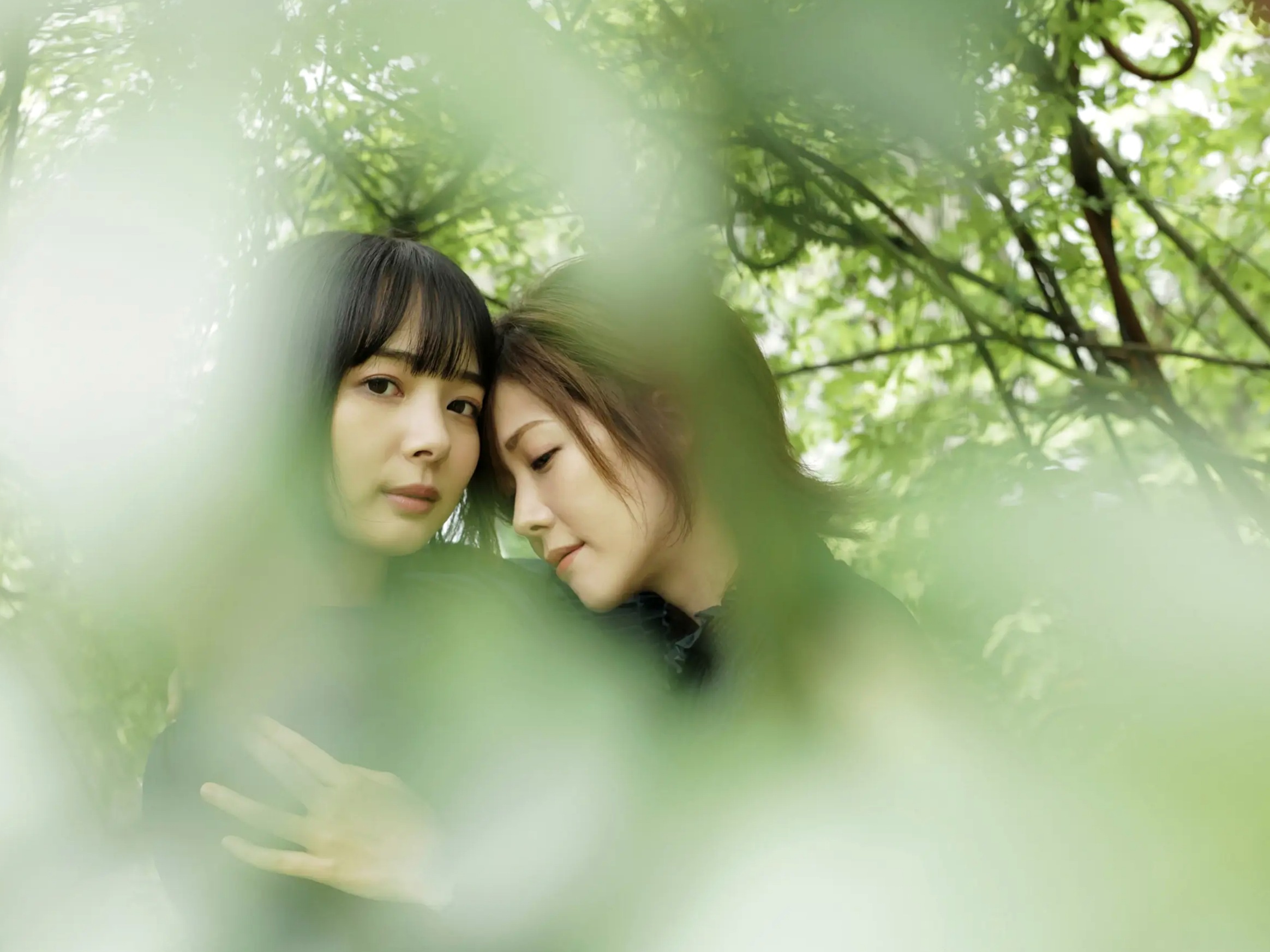 高宮まり x 岡田紗佳 - 牌 x 牌 Ⅱ：性感内衣与黑丝皮衣诱惑写真