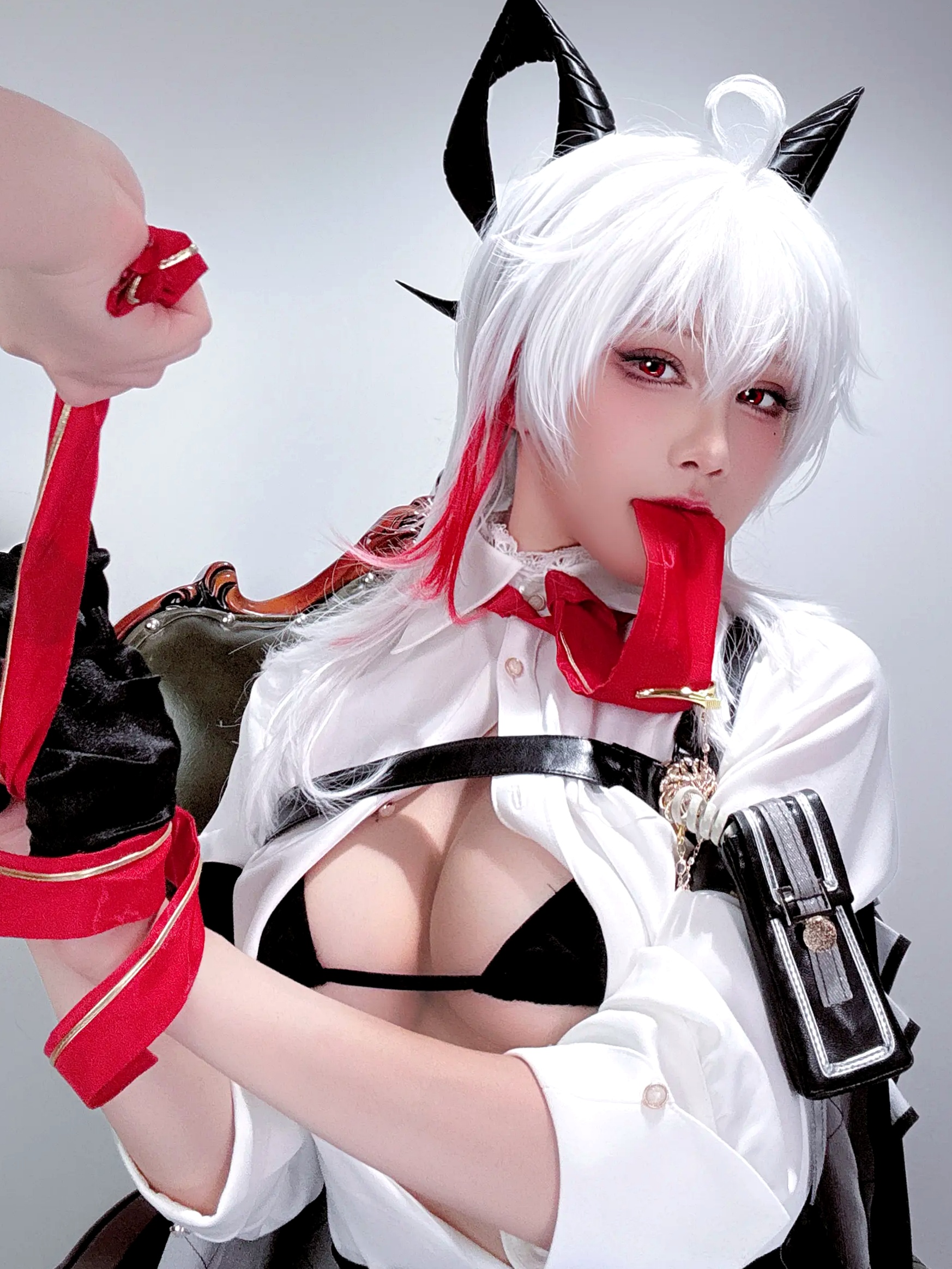 水淼aqua - 赞妮Cosplay黑丝性感魅惑美臀自拍写真