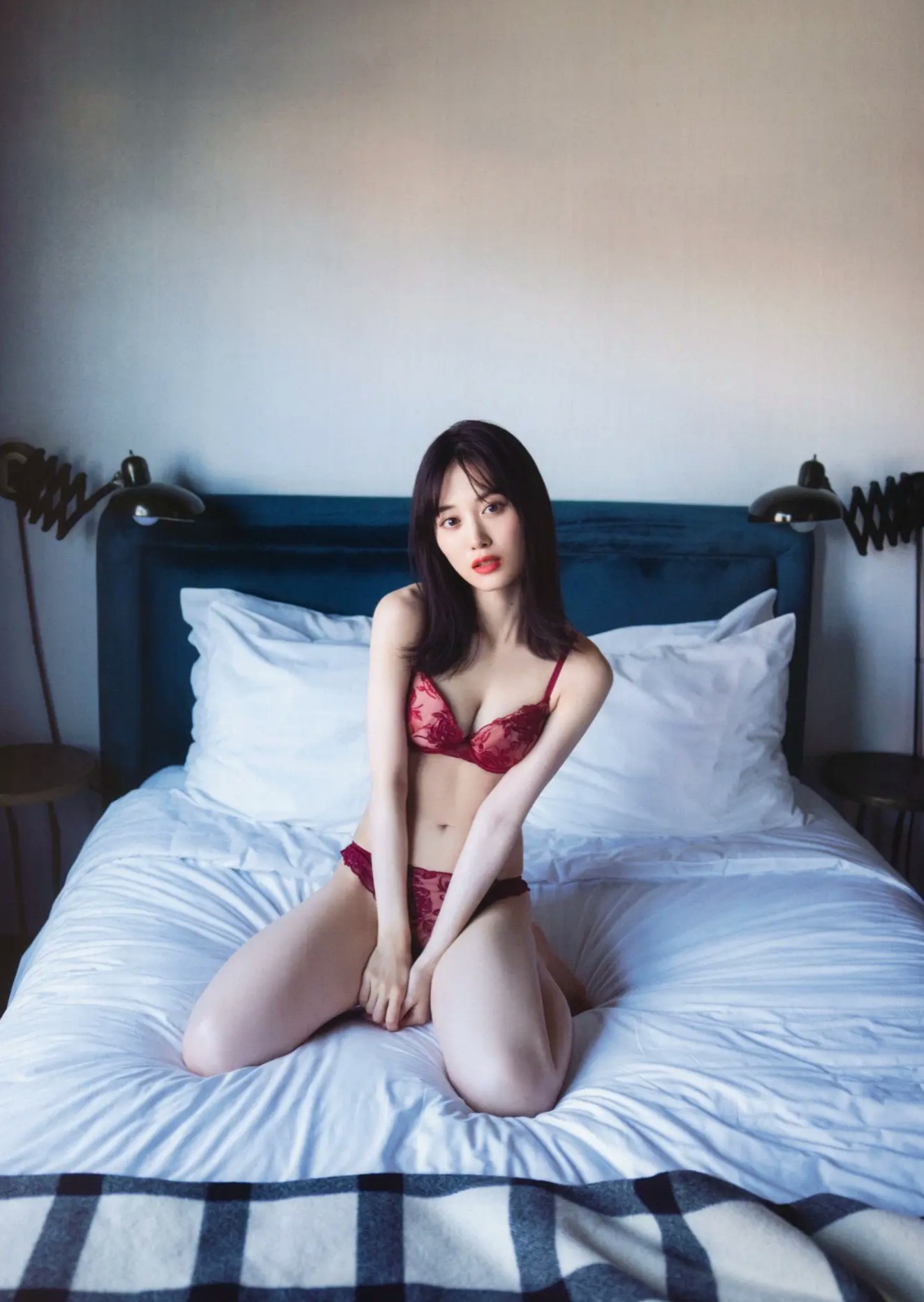 《山下美月 - ヒロイン》海边黑色比基尼与浴室甜美写真