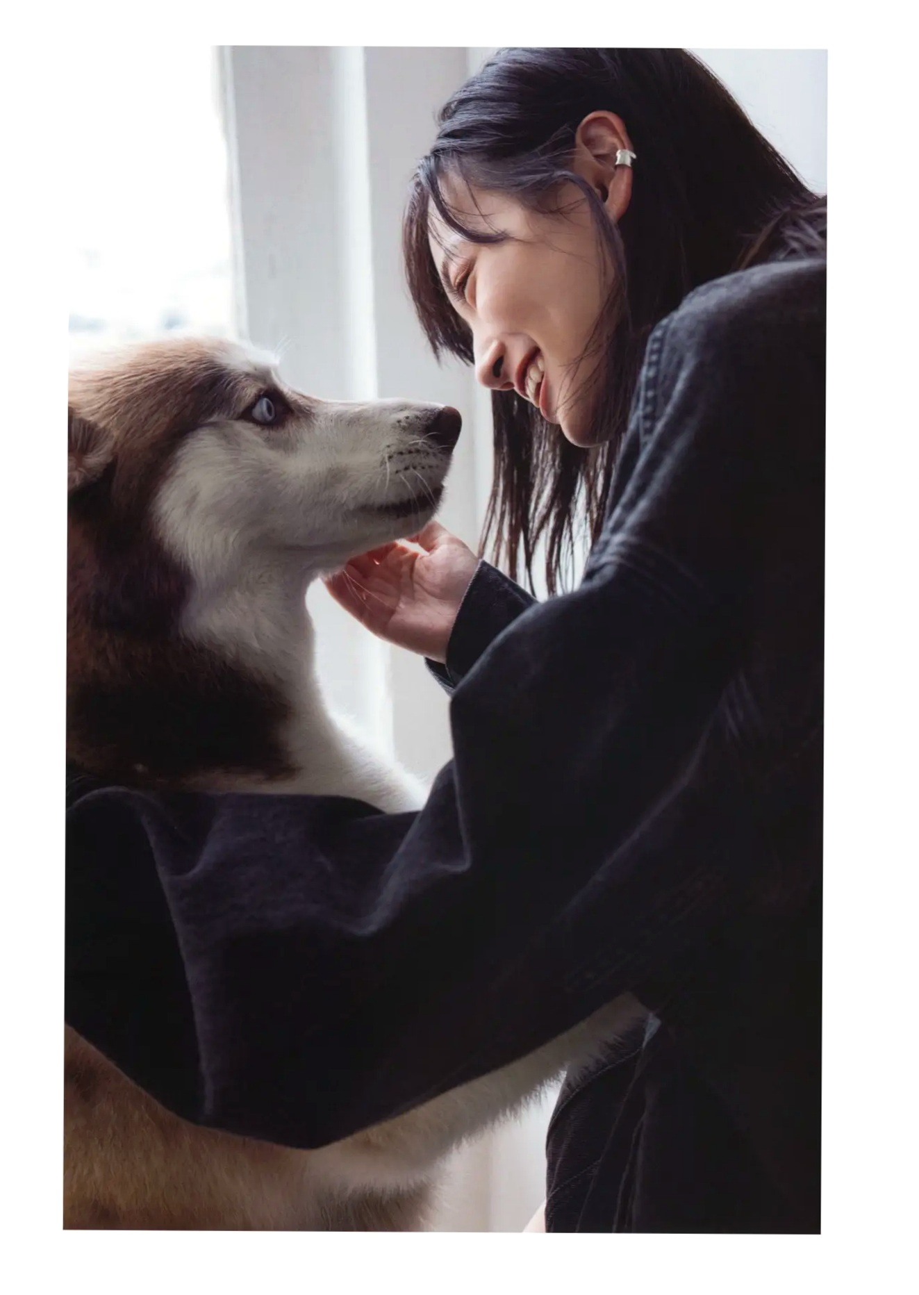 《山下美月 - ヒロイン》海边黑色比基尼与浴室甜美写真