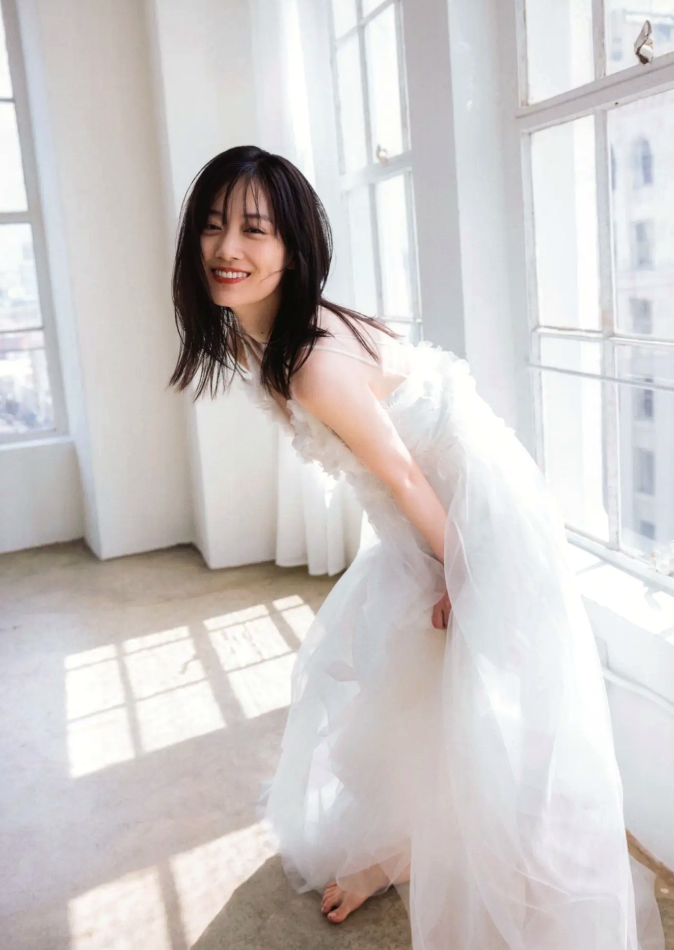 《山下美月 - ヒロイン》海边黑色比基尼与浴室甜美写真