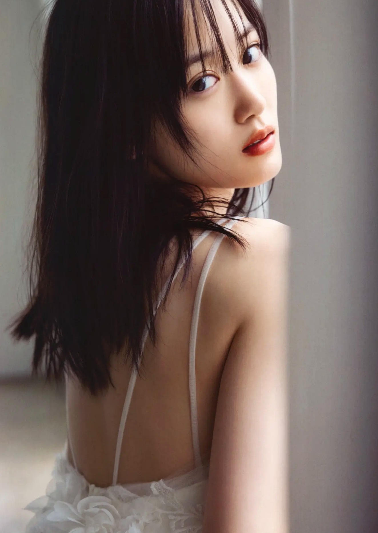 《山下美月 - ヒロイン》海边黑色比基尼与浴室甜美写真