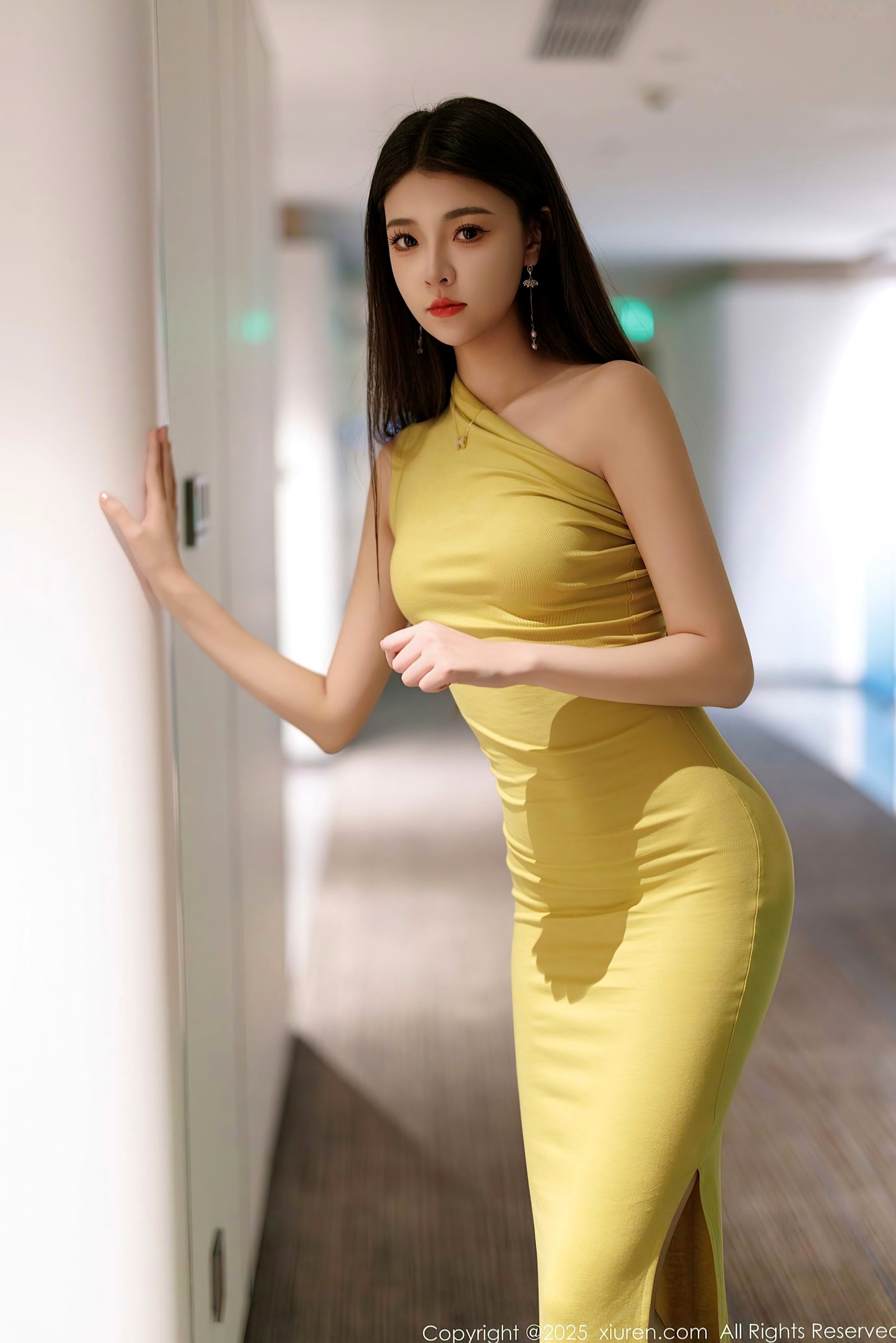 Gallery - 秀人网 - XiuRen 9761初梦瑶：鹅黄连衣长裙气质写真与黑色蕾丝连体衣私房诱惑，展现绝美S曲线女神风采秀人网 - XiuRen 性感内衣气质私房照 女神私房照_秀色女神 - image 2