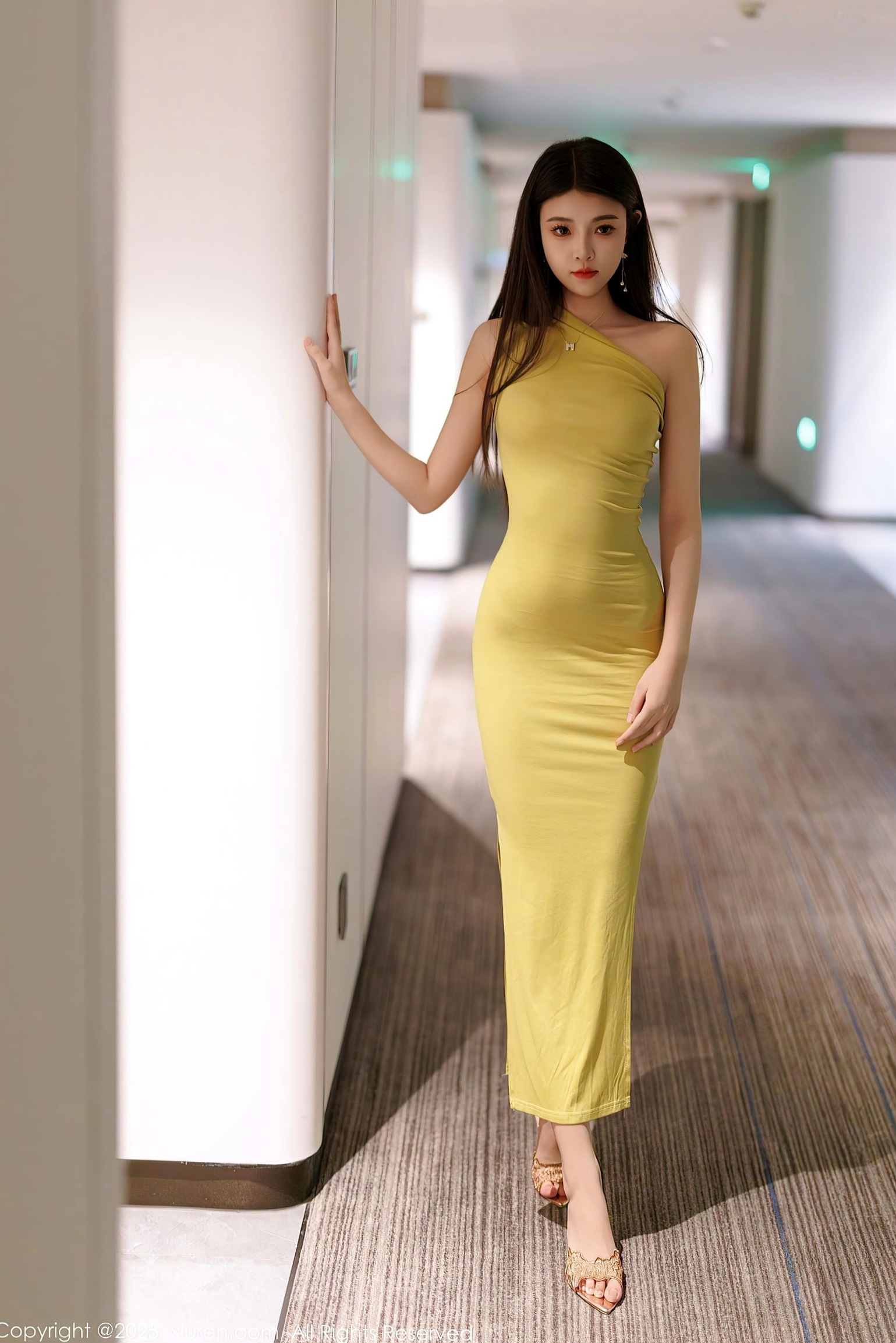 Gallery - 秀人网 - XiuRen 9761初梦瑶：鹅黄连衣长裙气质写真与黑色蕾丝连体衣私房诱惑，展现绝美S曲线女神风采秀人网 - XiuRen 性感内衣气质私房照 女神私房照_秀色女神 - image 4