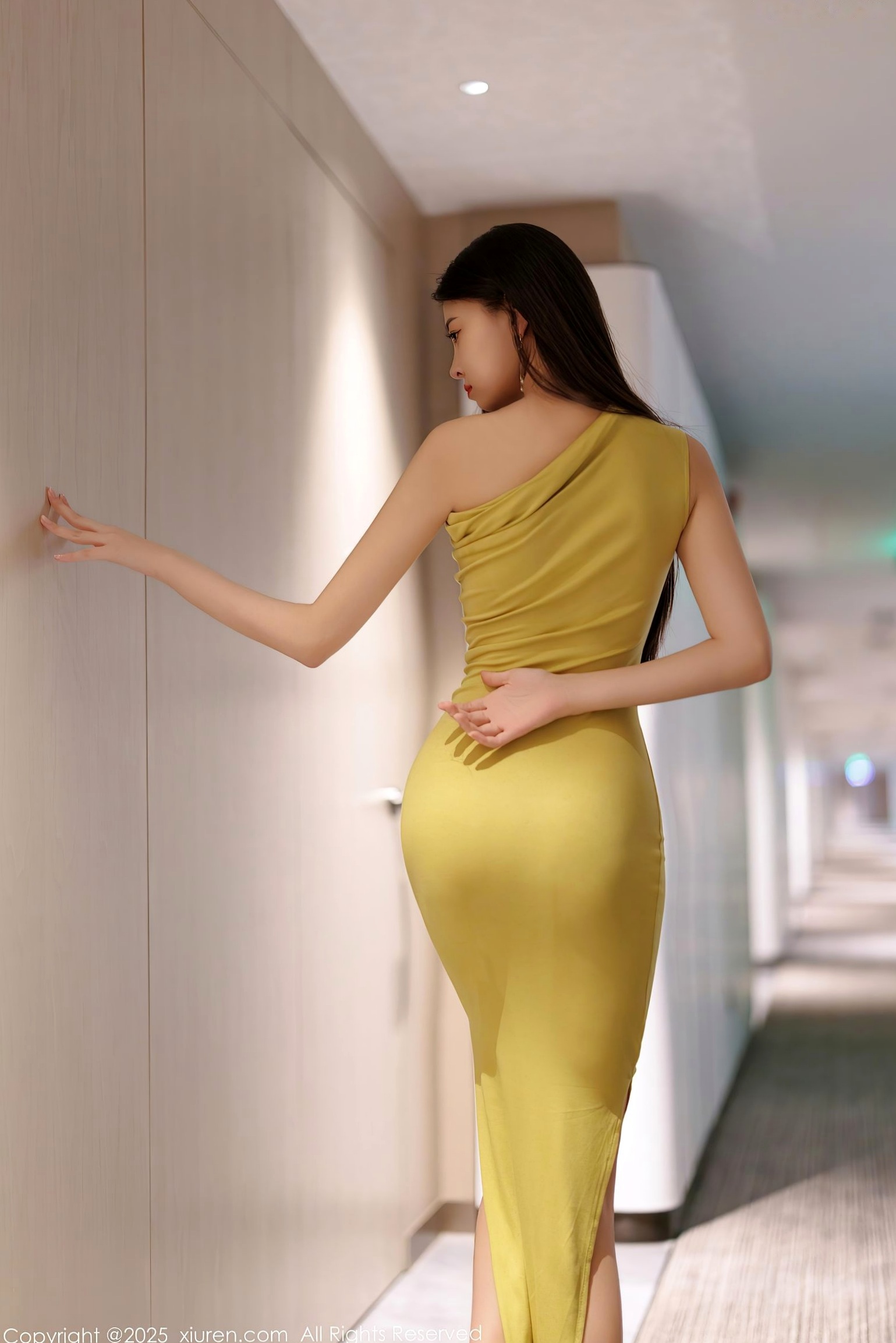 Gallery - 秀人网 - XiuRen 9761初梦瑶：鹅黄连衣长裙气质写真与黑色蕾丝连体衣私房诱惑，展现绝美S曲线女神风采秀人网 - XiuRen 性感内衣气质私房照 女神私房照_秀色女神 - image 7