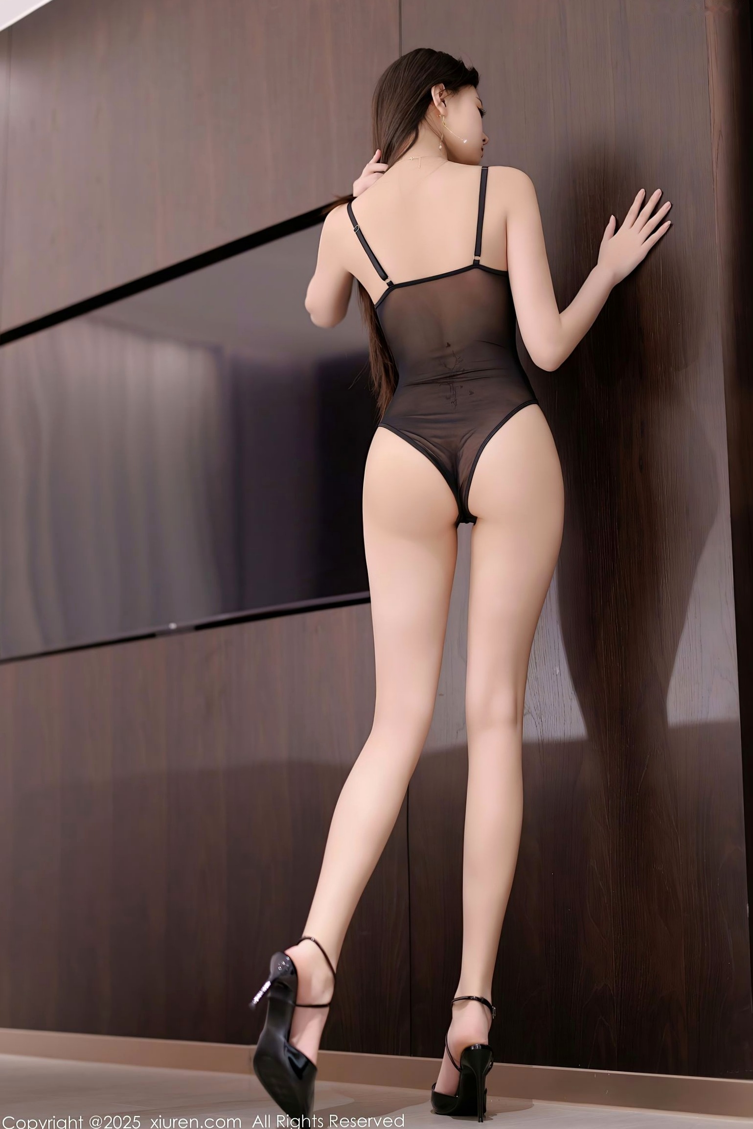 Gallery - 秀人网 - XiuRen 9761初梦瑶：鹅黄连衣长裙气质写真与黑色蕾丝连体衣私房诱惑，展现绝美S曲线女神风采秀人网 - XiuRen 性感内衣气质私房照 女神私房照_秀色女神 - image 32