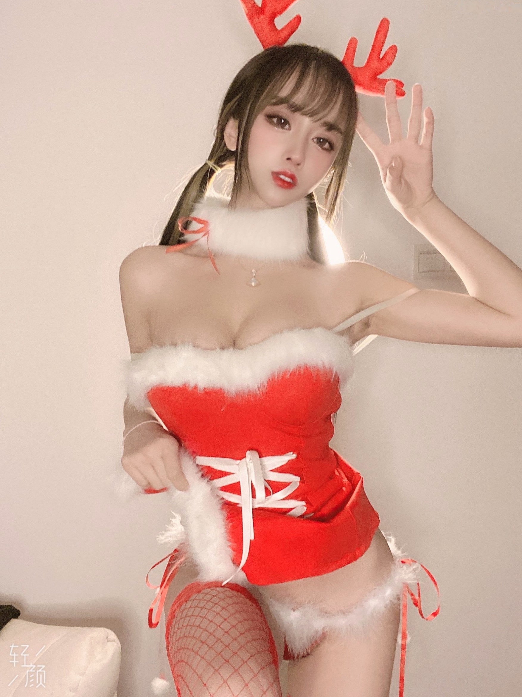 Gallery - 过期米线线喵-圣诞特辑：红白圣诞装扮，娇俏鹿角可爱又火辣，童颜女神私房诱惑美图性感童颜巨乳角色扮演私房照诱惑 女神私房照_秀色女神 - image 4