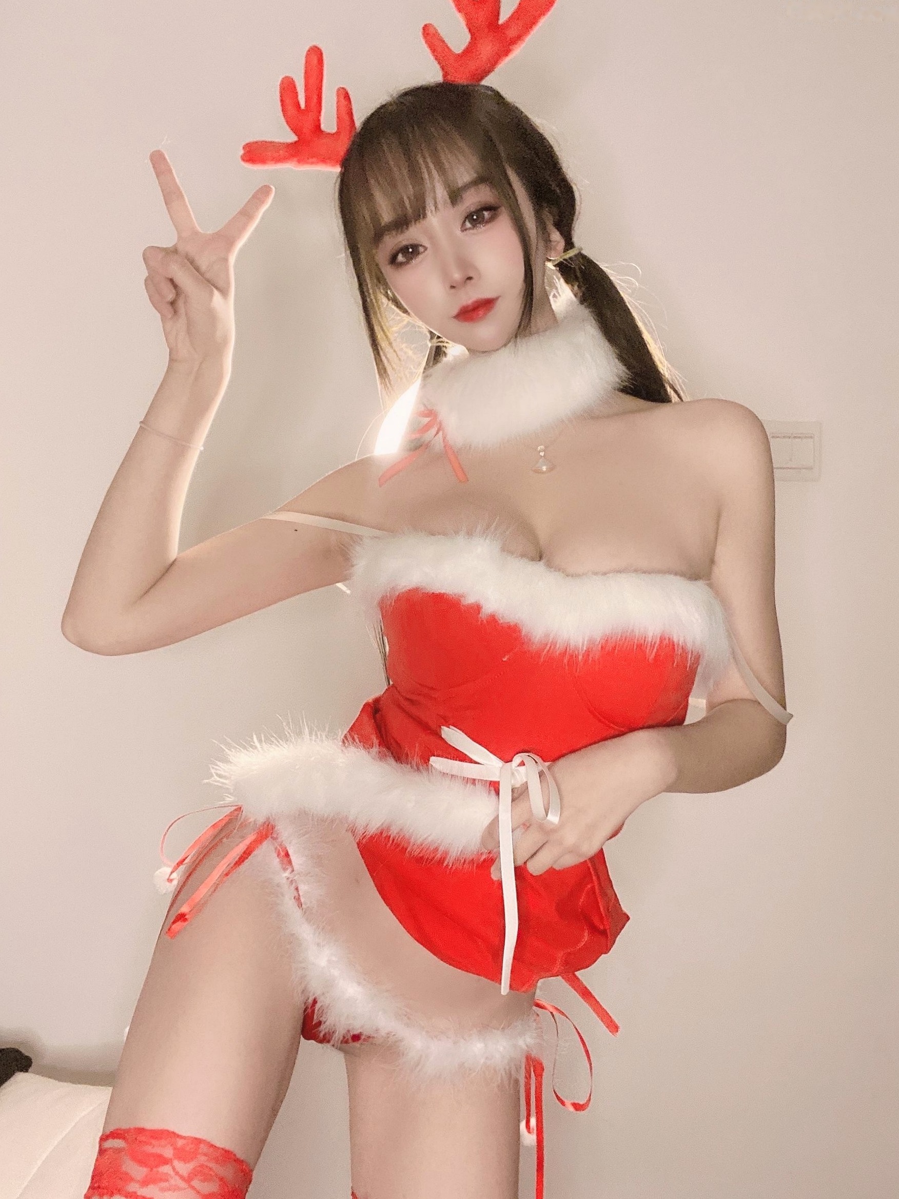 Gallery - 过期米线线喵-圣诞特辑：红白圣诞装扮，娇俏鹿角可爱又火辣，童颜女神私房诱惑美图性感童颜巨乳角色扮演私房照诱惑 女神私房照_秀色女神 - image 31