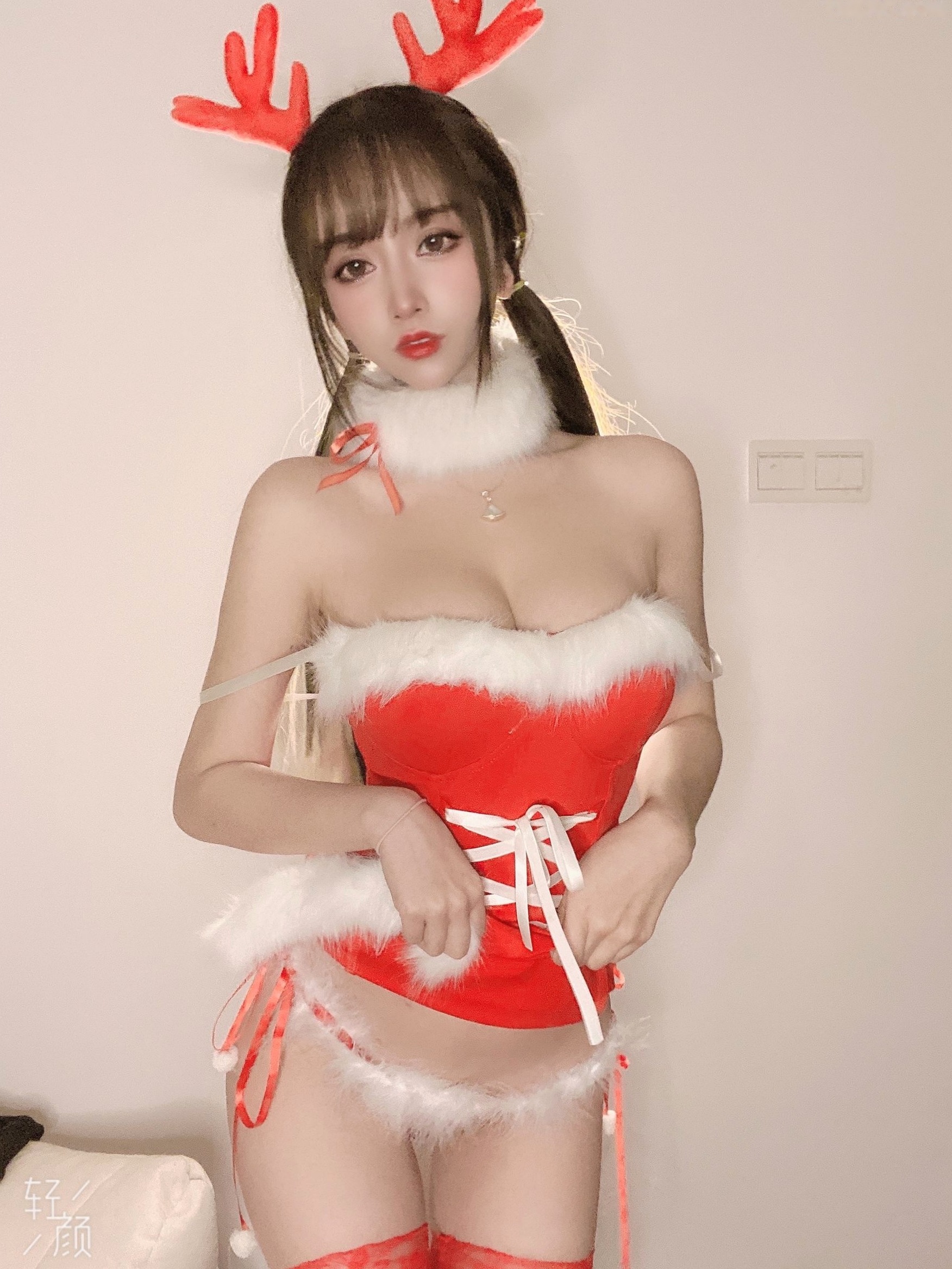 Gallery - 过期米线线喵-圣诞特辑：红白圣诞装扮，娇俏鹿角可爱又火辣，童颜女神私房诱惑美图性感童颜巨乳角色扮演私房照诱惑 女神私房照_秀色女神 - image 36