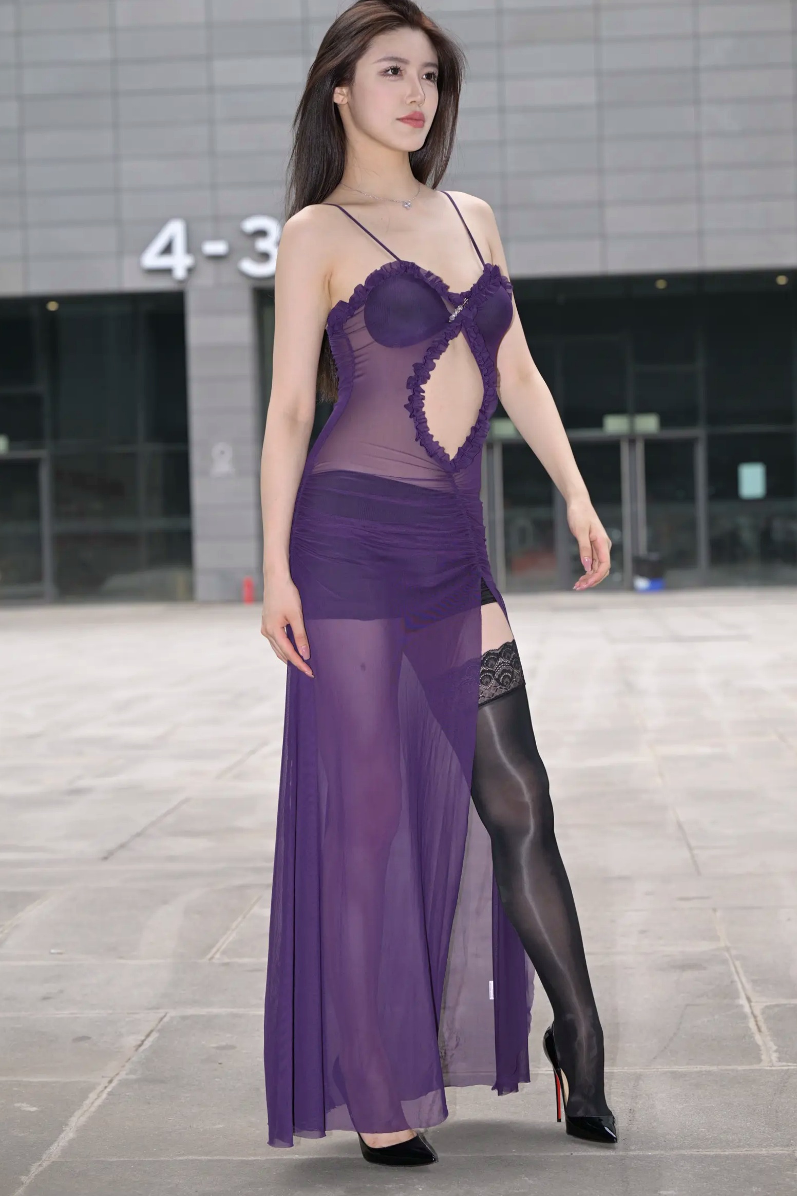 Gallery - 紫色风情：紫色透视长裙美女户外街拍，气质女神秀修长美腿极致诱惑 [128P]性感气质街拍美腿诱惑 女神私房照_秀色女神 - image 1