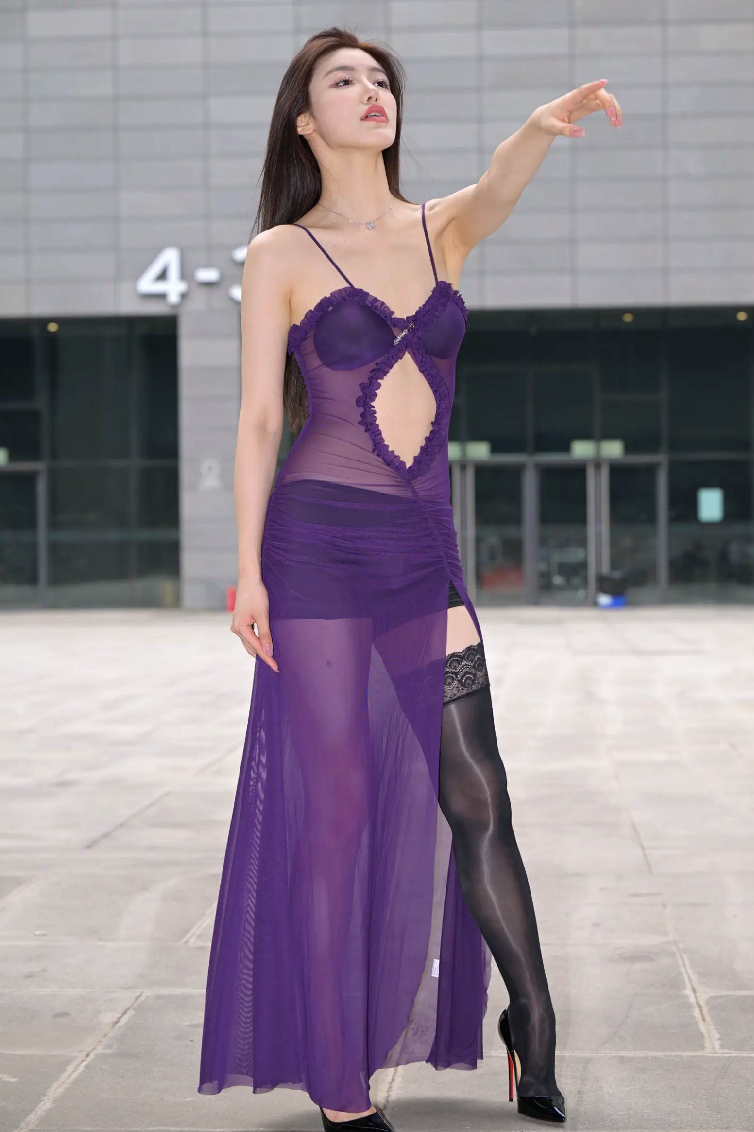 Gallery - 紫色风情：紫色透视长裙美女户外街拍，气质女神秀修长美腿极致诱惑 [128P]性感气质街拍美腿诱惑 女神私房照_秀色女神 - image 3