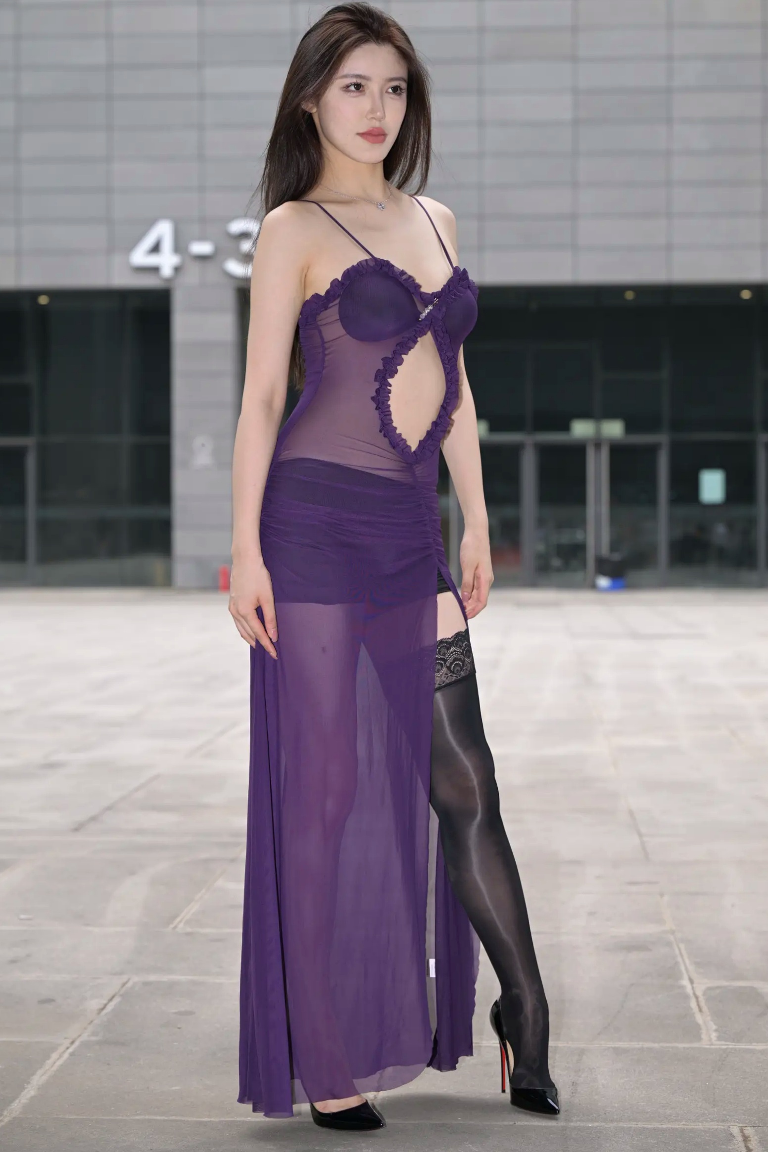 Gallery - 紫色风情：紫色透视长裙美女户外街拍，气质女神秀修长美腿极致诱惑 [128P]性感气质街拍美腿诱惑 女神私房照_秀色女神 - image 7