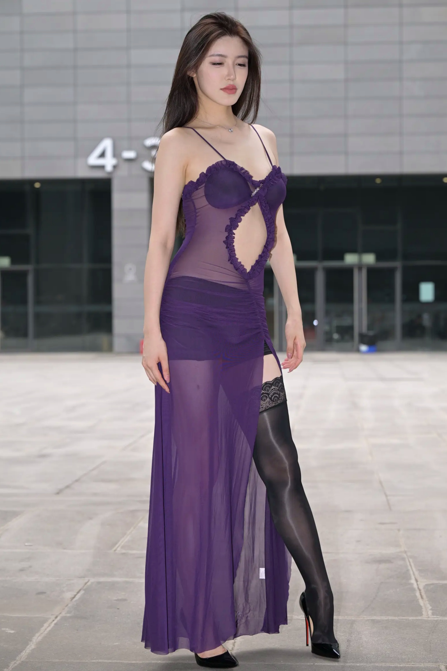 Gallery - 紫色风情：紫色透视长裙美女户外街拍，气质女神秀修长美腿极致诱惑 [128P]性感气质街拍美腿诱惑 女神私房照_秀色女神 - image 8