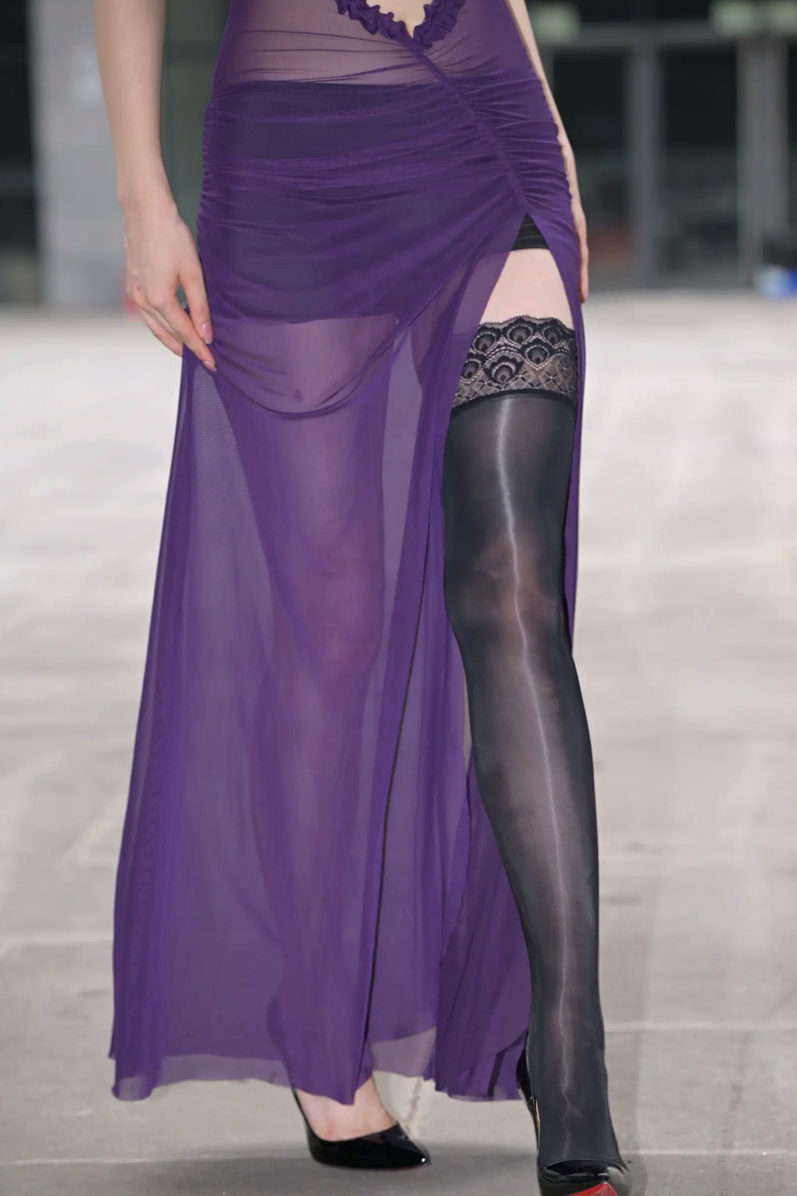 Gallery - 紫色风情：紫色透视长裙美女户外街拍，气质女神秀修长美腿极致诱惑 [128P]性感气质街拍美腿诱惑 女神私房照_秀色女神 - image 9