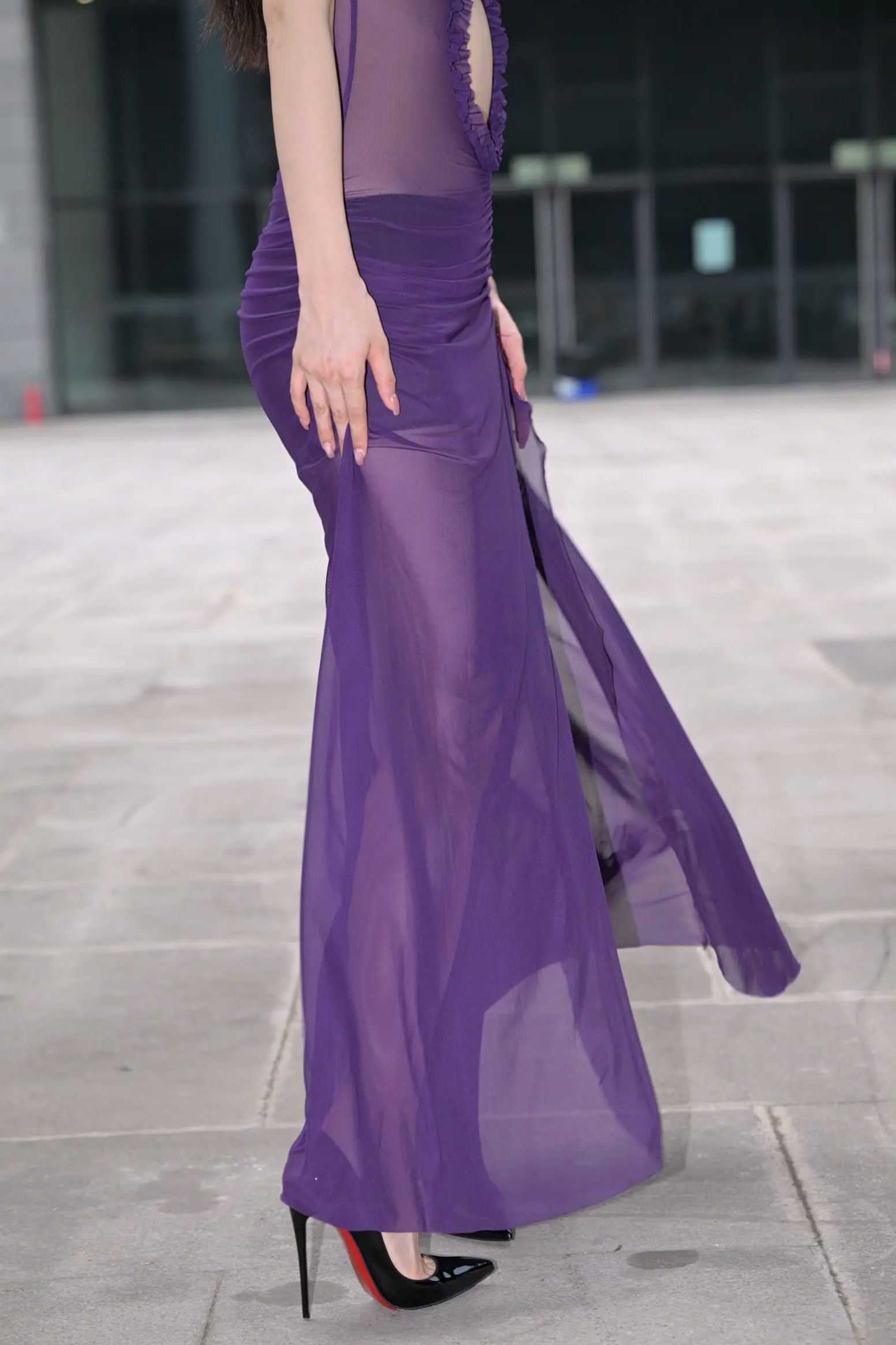 Gallery - 紫色风情：紫色透视长裙美女户外街拍，气质女神秀修长美腿极致诱惑 [128P]性感气质街拍美腿诱惑 女神私房照_秀色女神 - image 11