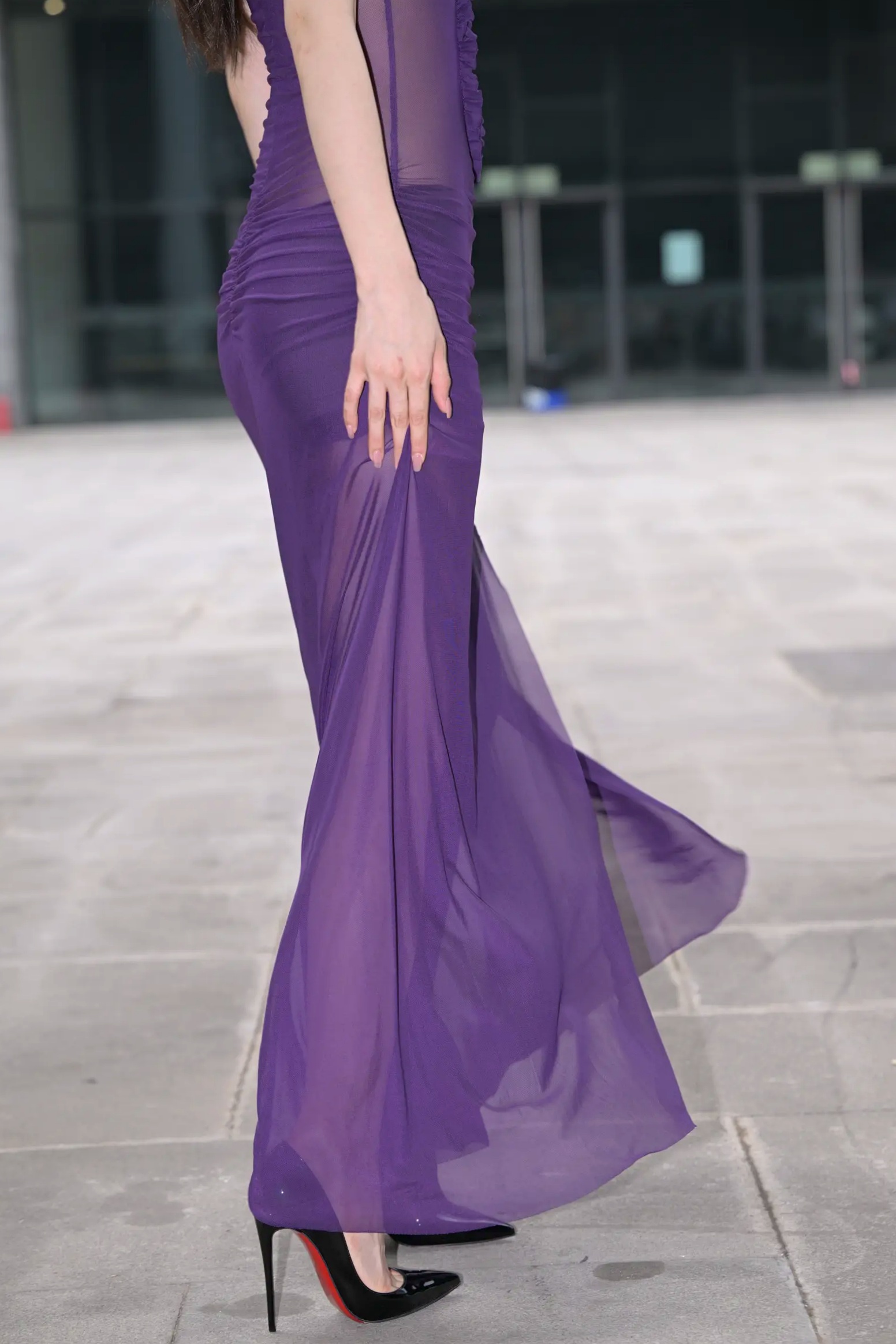 Gallery - 紫色风情：紫色透视长裙美女户外街拍，气质女神秀修长美腿极致诱惑 [128P]性感气质街拍美腿诱惑 女神私房照_秀色女神 - image 12