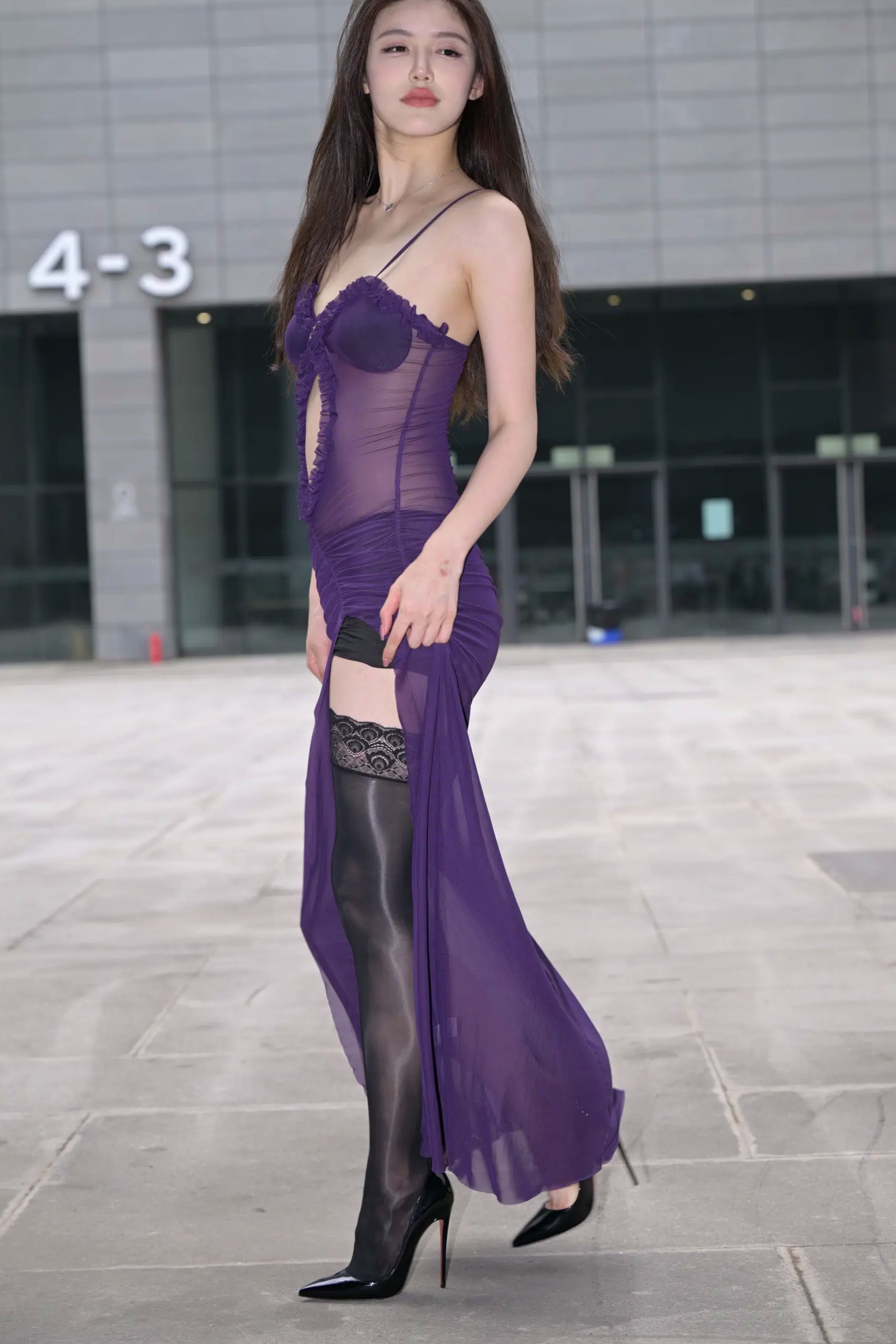 Gallery - 紫色风情：紫色透视长裙美女户外街拍，气质女神秀修长美腿极致诱惑 [128P]性感气质街拍美腿诱惑 女神私房照_秀色女神 - image 13