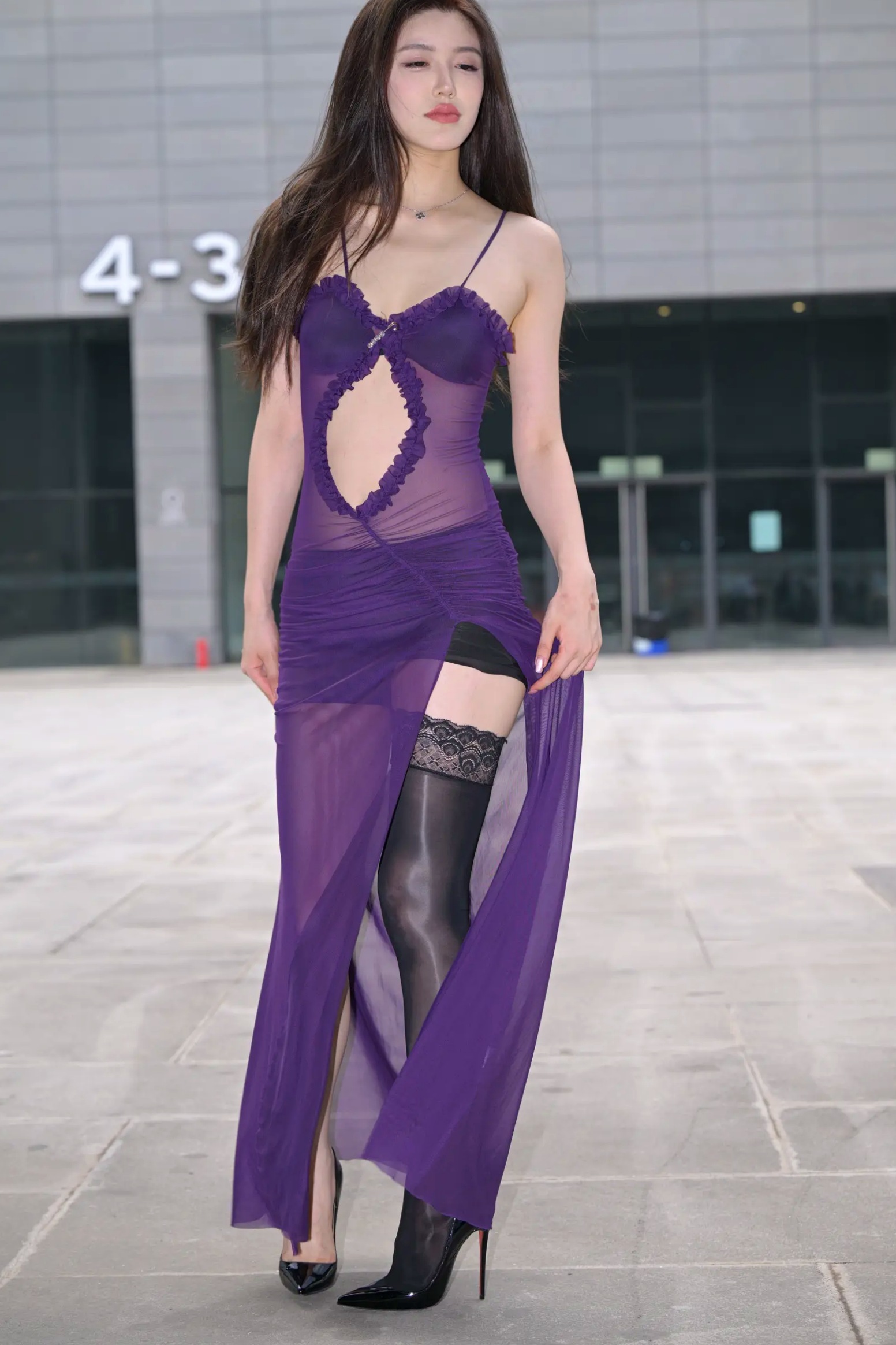 Gallery - 紫色风情：紫色透视长裙美女户外街拍，气质女神秀修长美腿极致诱惑 [128P]性感气质街拍美腿诱惑 女神私房照_秀色女神 - image 14