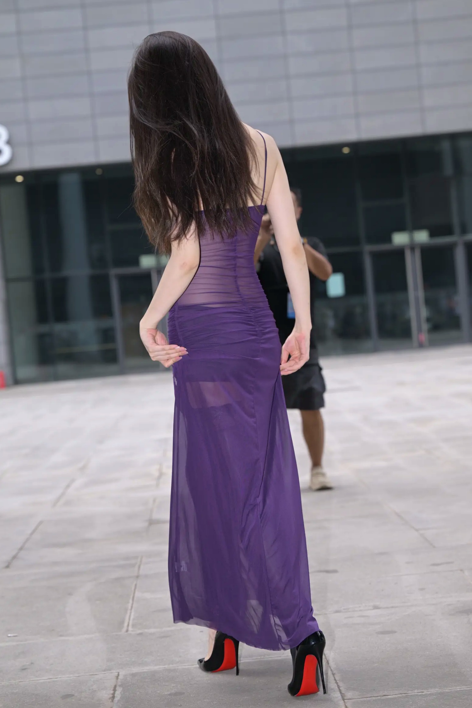 Gallery - 紫色风情：紫色透视长裙美女户外街拍，气质女神秀修长美腿极致诱惑 [128P]性感气质街拍美腿诱惑 女神私房照_秀色女神 - image 49