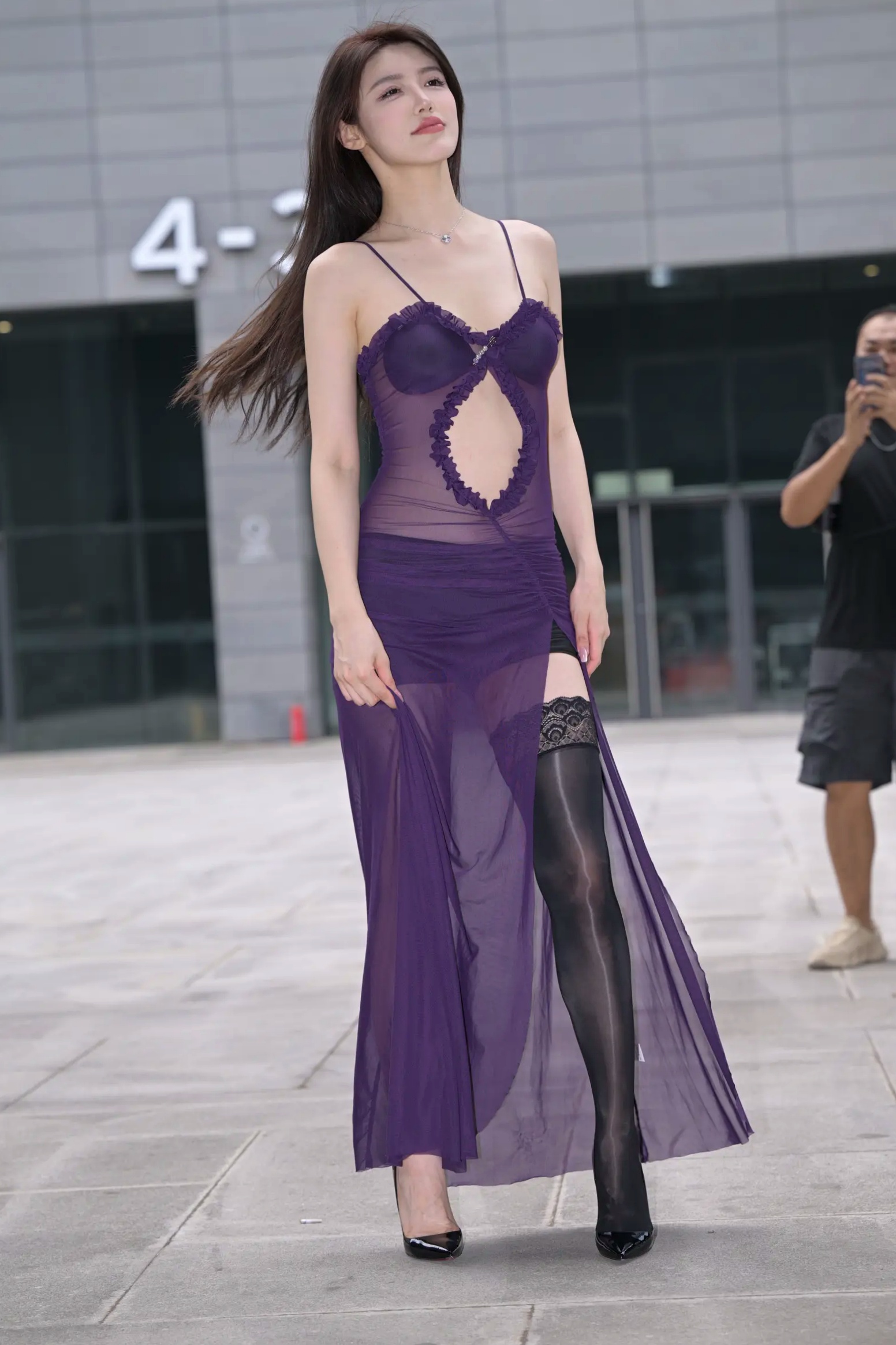 Gallery - 紫色风情：紫色透视长裙美女户外街拍，气质女神秀修长美腿极致诱惑 [128P]性感气质街拍美腿诱惑 女神私房照_秀色女神 - image 51