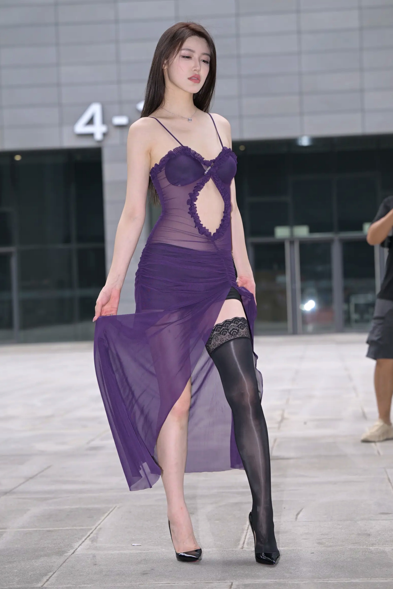 Gallery - 紫色风情：紫色透视长裙美女户外街拍，气质女神秀修长美腿极致诱惑 [128P]性感气质街拍美腿诱惑 女神私房照_秀色女神 - image 52