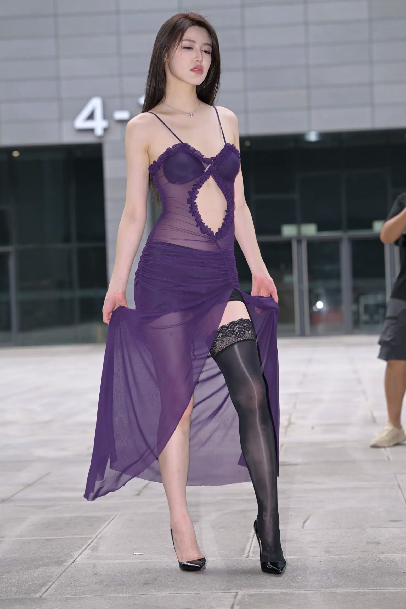 Gallery - 紫色风情：紫色透视长裙美女户外街拍，气质女神秀修长美腿极致诱惑 [128P]性感气质街拍美腿诱惑 女神私房照_秀色女神 - image 53